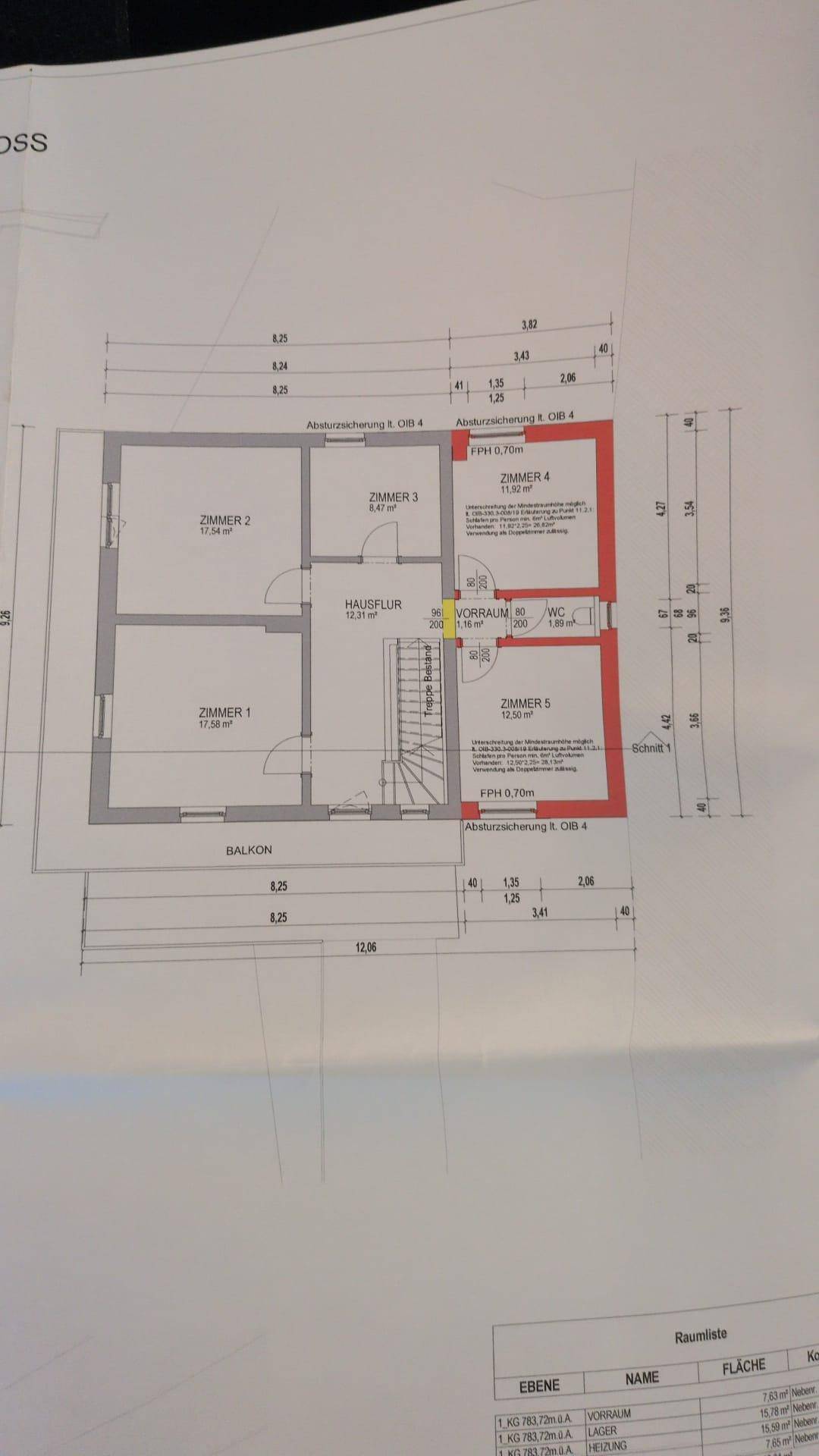 Grundriss des Obergeschosses mit fünf Zimmern, Flur, WC und Balkon.