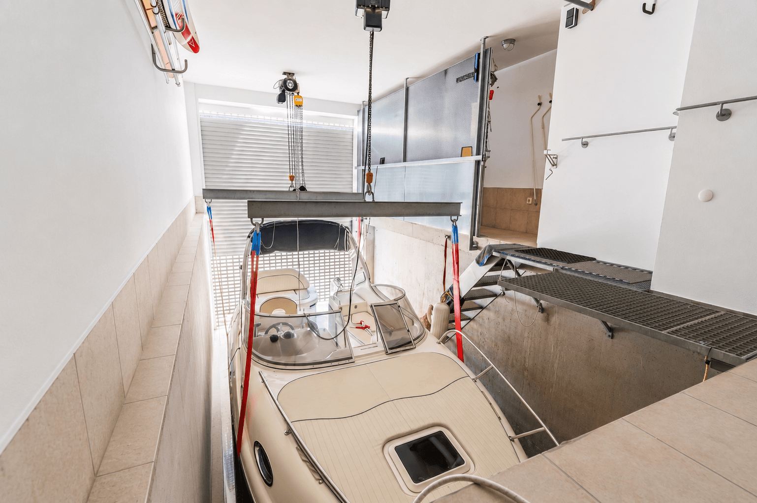 Bootsgarage mit Hebevorrichtung für ein Motorboot, ideal für sichere Lagerung.