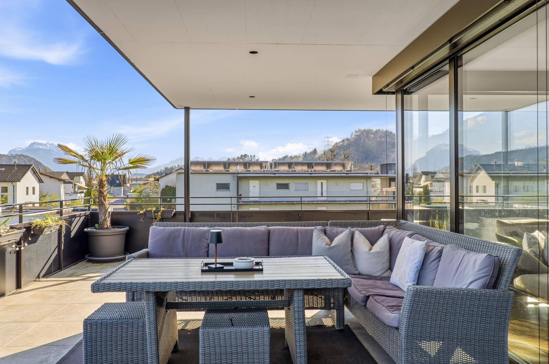 Große möblierte Terrasse mit Lounge-Bereich und weitem Bergblick.