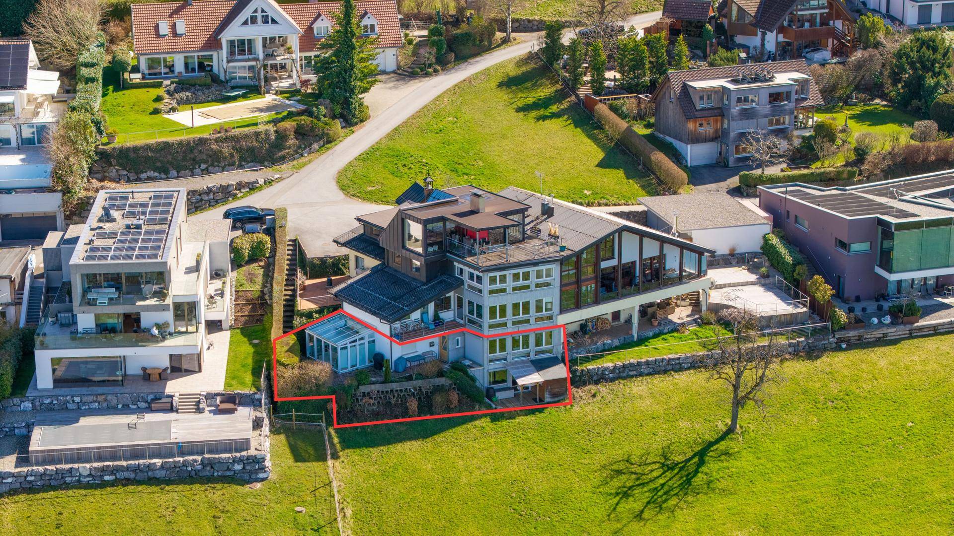 Luftaufnahme des Anwesens mit hervorgehobenem Bereich des Gebäudes und umliegender Landschaft.