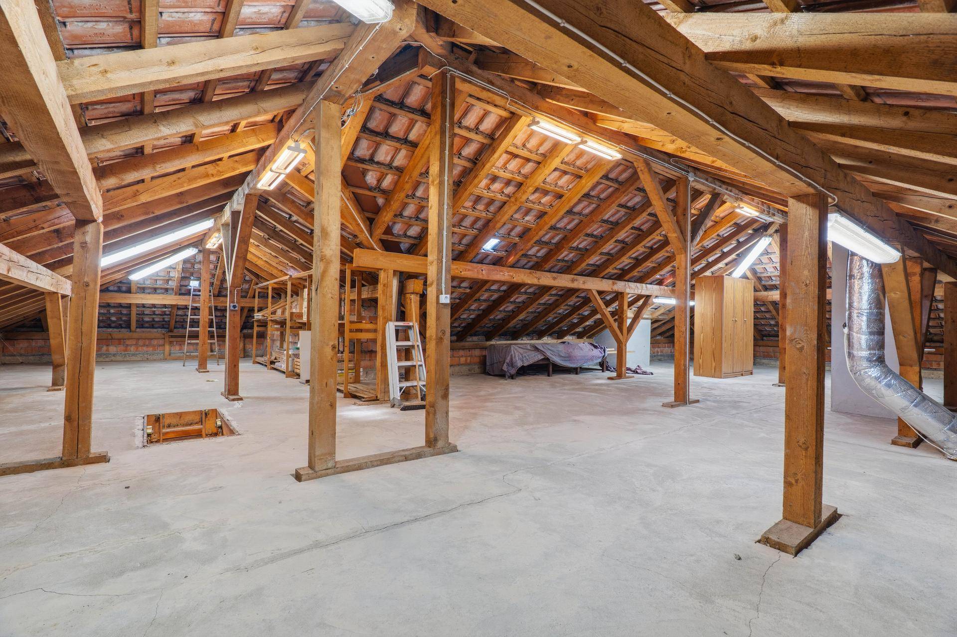 Geräumiger Dachboden mit sichtbaren Holzbalken und viel Potenzial für einen Ausbau.