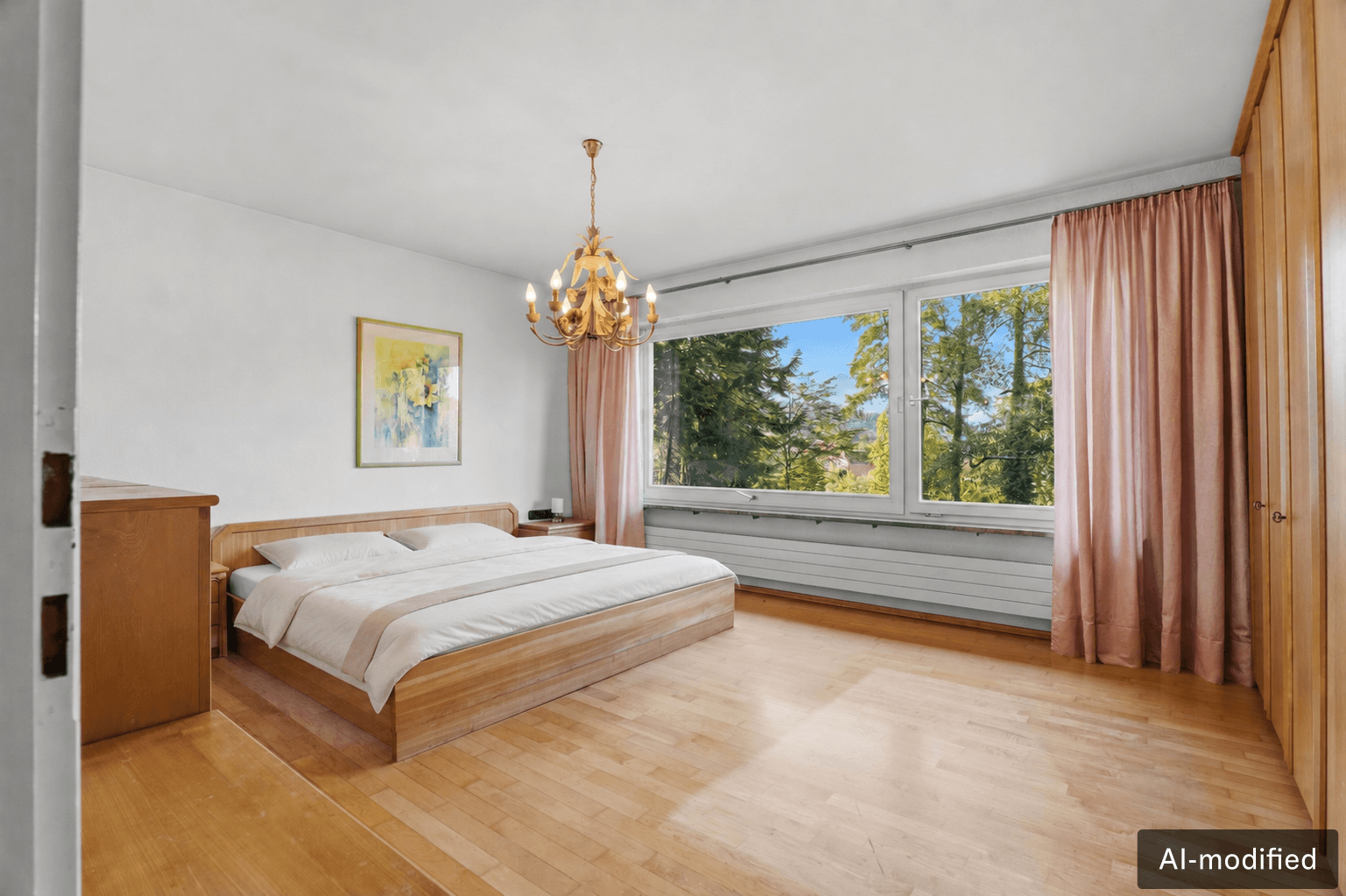 Großes Schlafzimmer mit Holzboden, Doppelbett und weitem Blick in die grüne Natur.