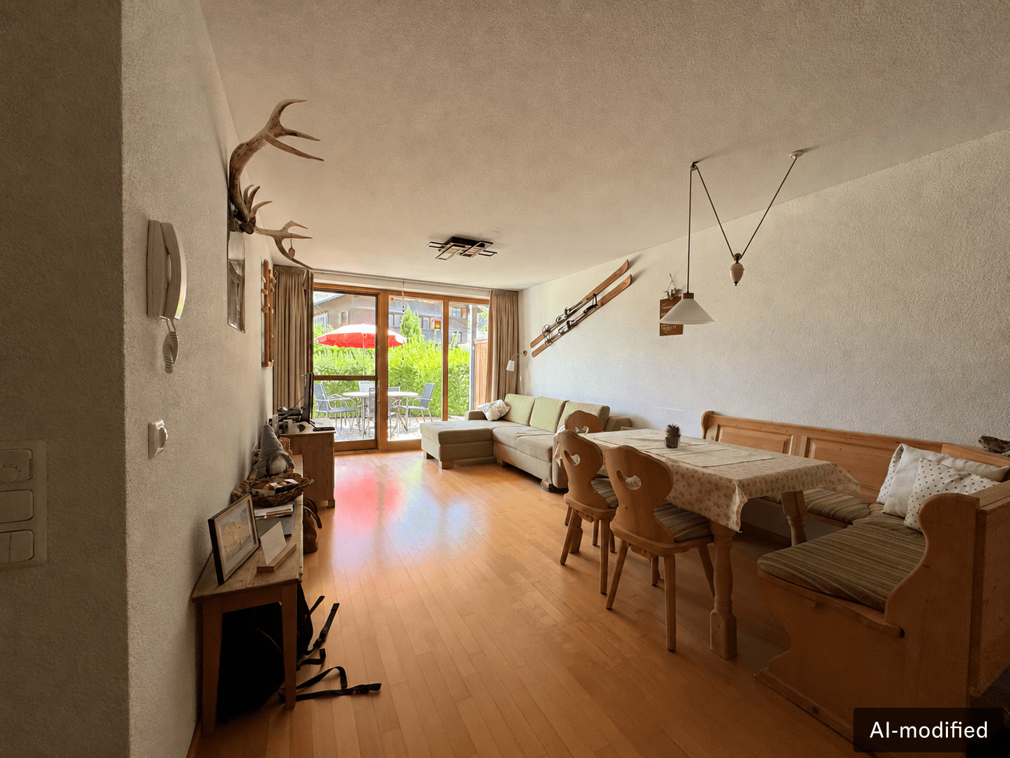 Heller Wohn-Essbereich mit Sofa, Esstisch und Zugang zu einer sonnigen Terrasse im Freien.
