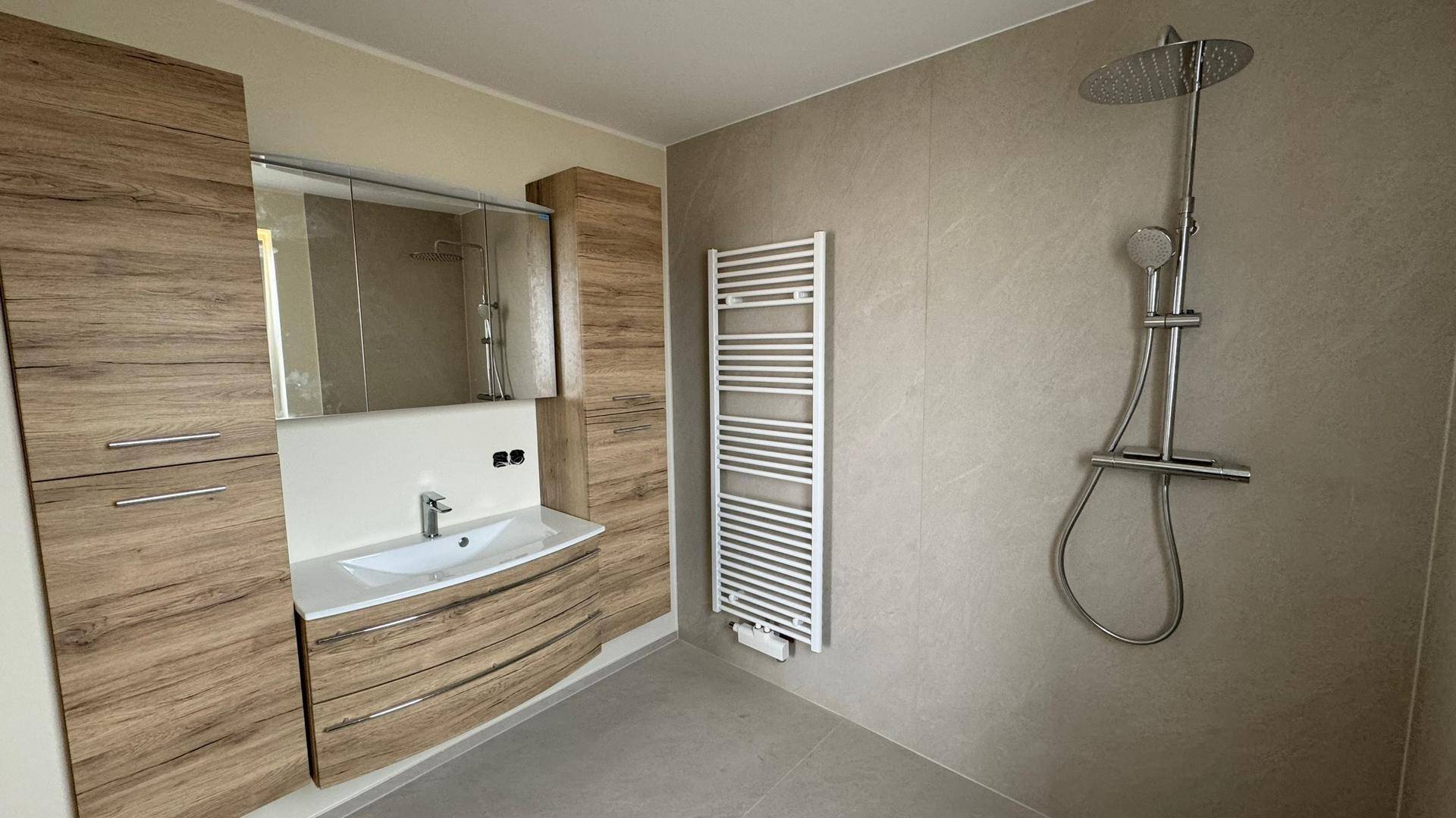 Top moderne 3-Zimmer-Wohnung im OG in einem 2026 generalsaniertem Haus mit großen Balkon, Internet, Klima und E-Ladestation inklusive – pohled 5