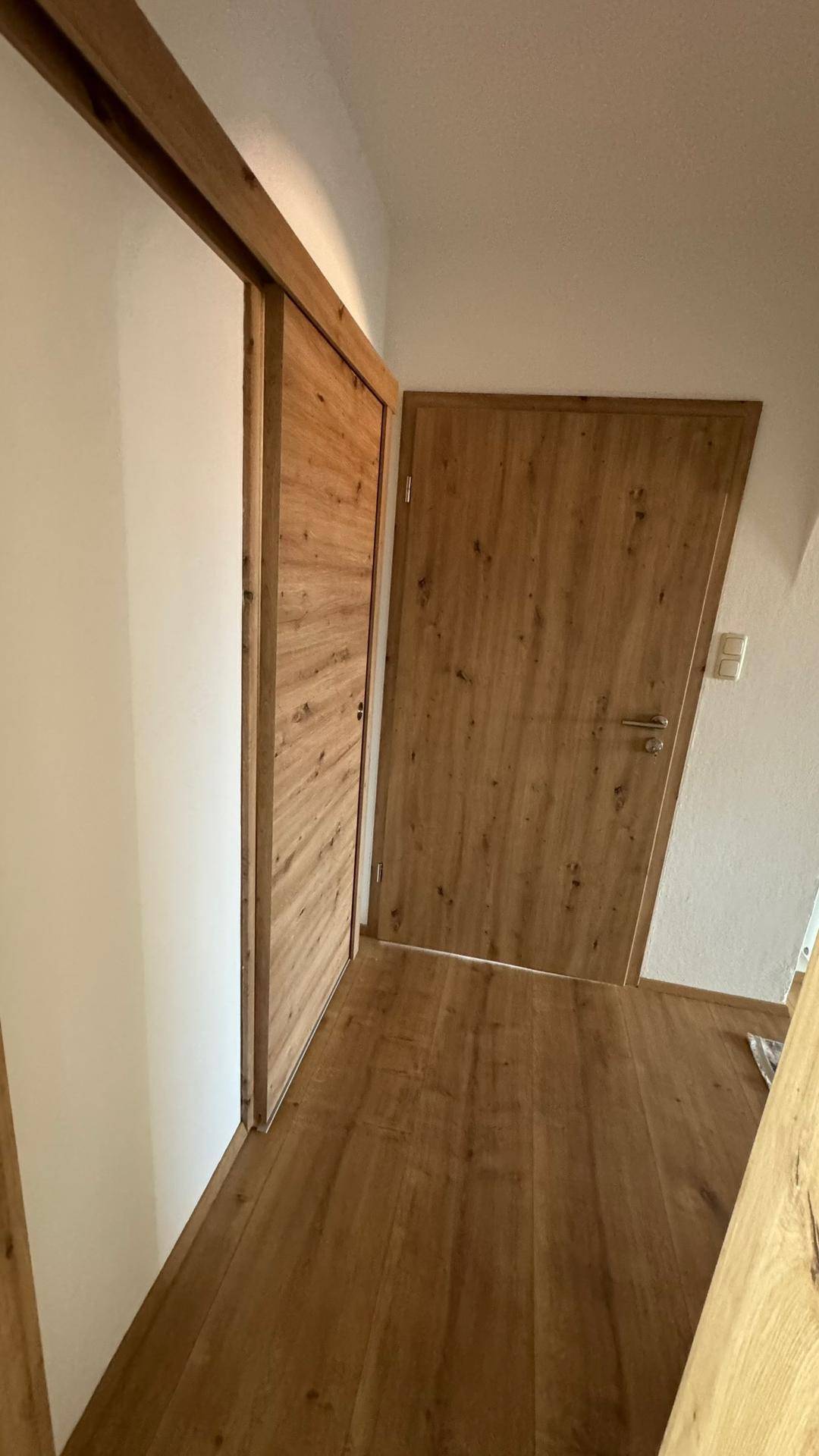 Top moderne 3-Zimmer-Wohnung im OG in einem 2026 generalsaniertem Haus mit großen Balkon, Internet, Klima und E-Ladestation inklusive – pohled 4