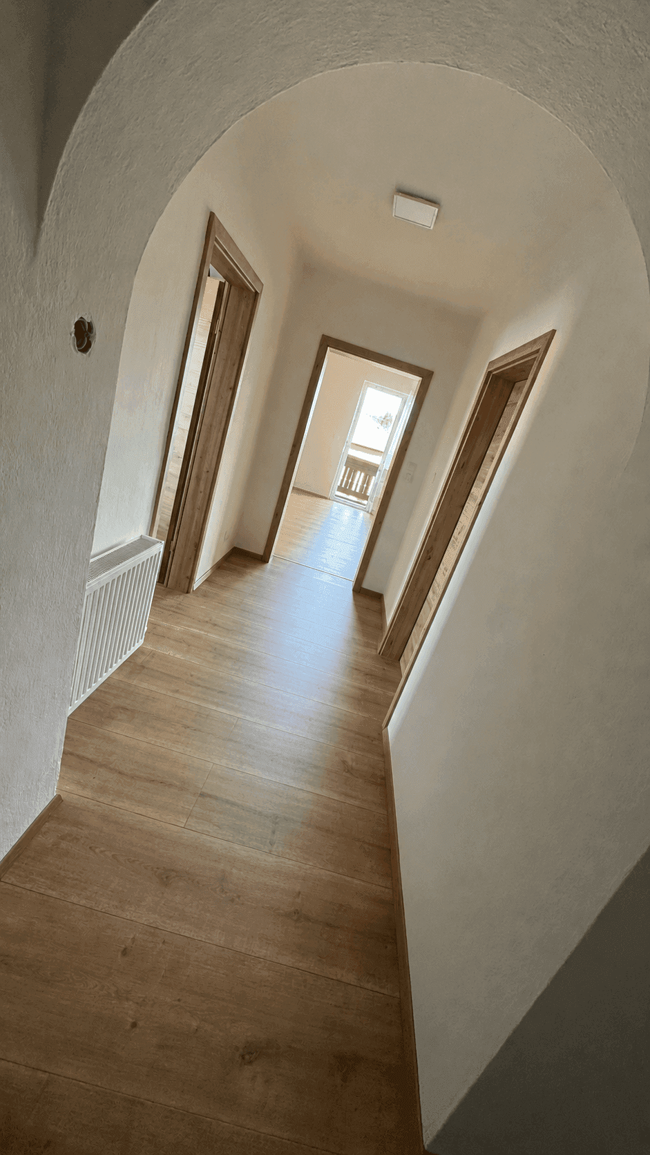 Top moderne 3-Zimmer-Wohnung im OG in einem 2026 generalsaniertem Haus mit großen Balkon, Internet, Klima und E-Ladestation inklusive – pohled 6