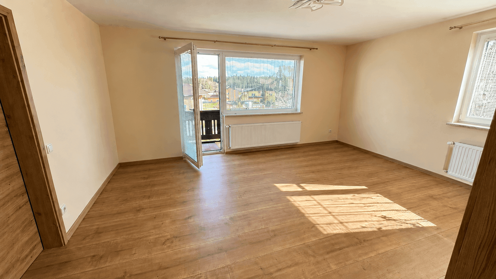 Top moderne 3-Zimmer-Wohnung im OG in einem 2026 generalsaniertem Haus mit großen Balkon, Internet, Klima und E-Ladestation inklusive – další