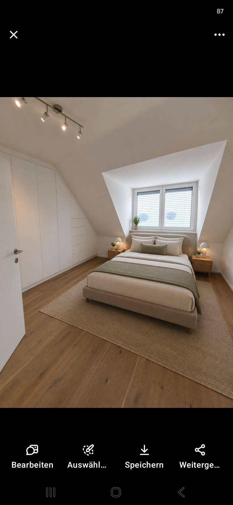 Helles Schlafzimmer im Dachgeschoss mit Holzboden, Einbauschränken und einem großen Dachfenster.