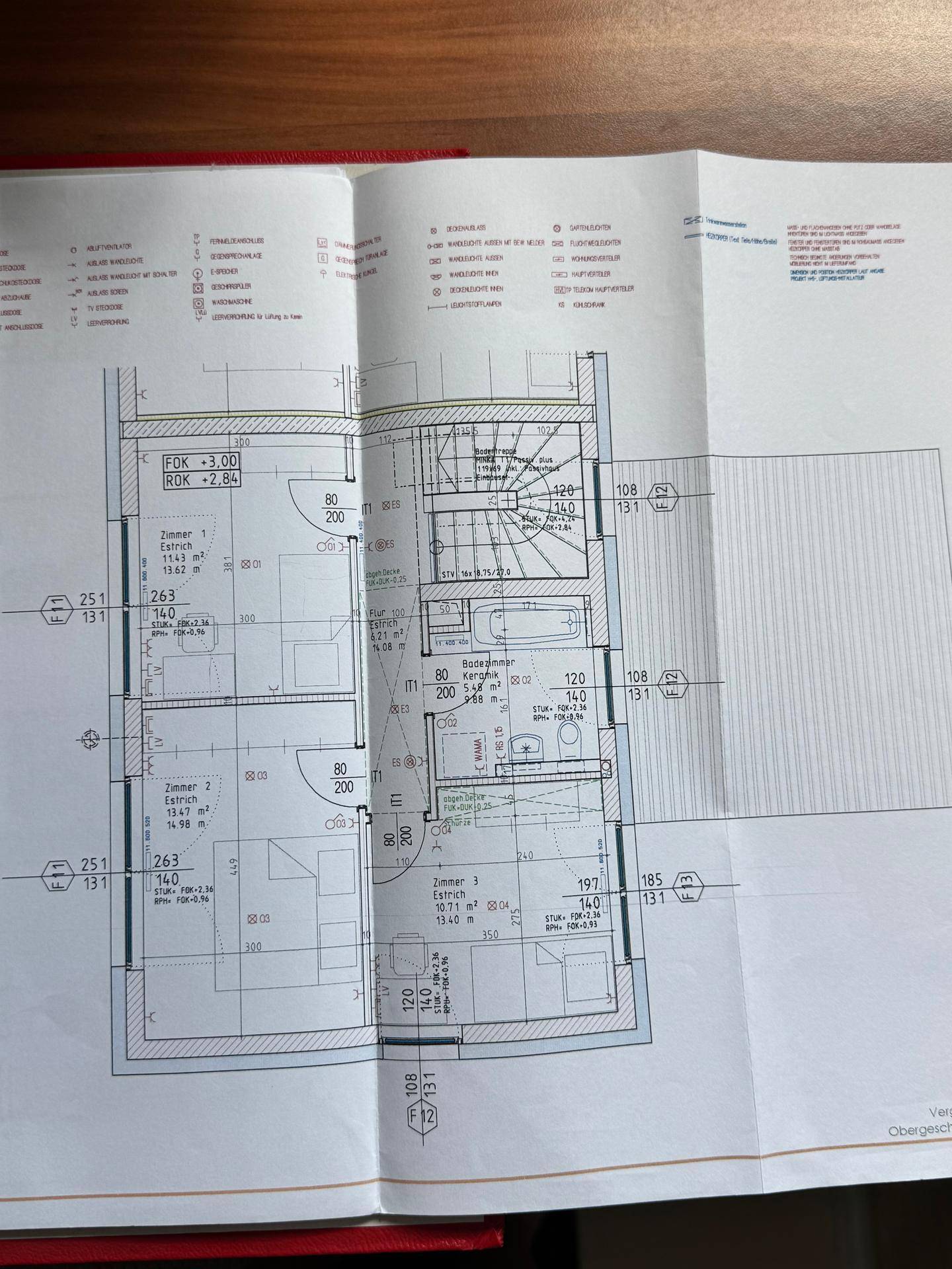 Grundriss des Obergeschosses mit drei Schlafzimmern und Badezimmer, inklusive Balkonzugang.