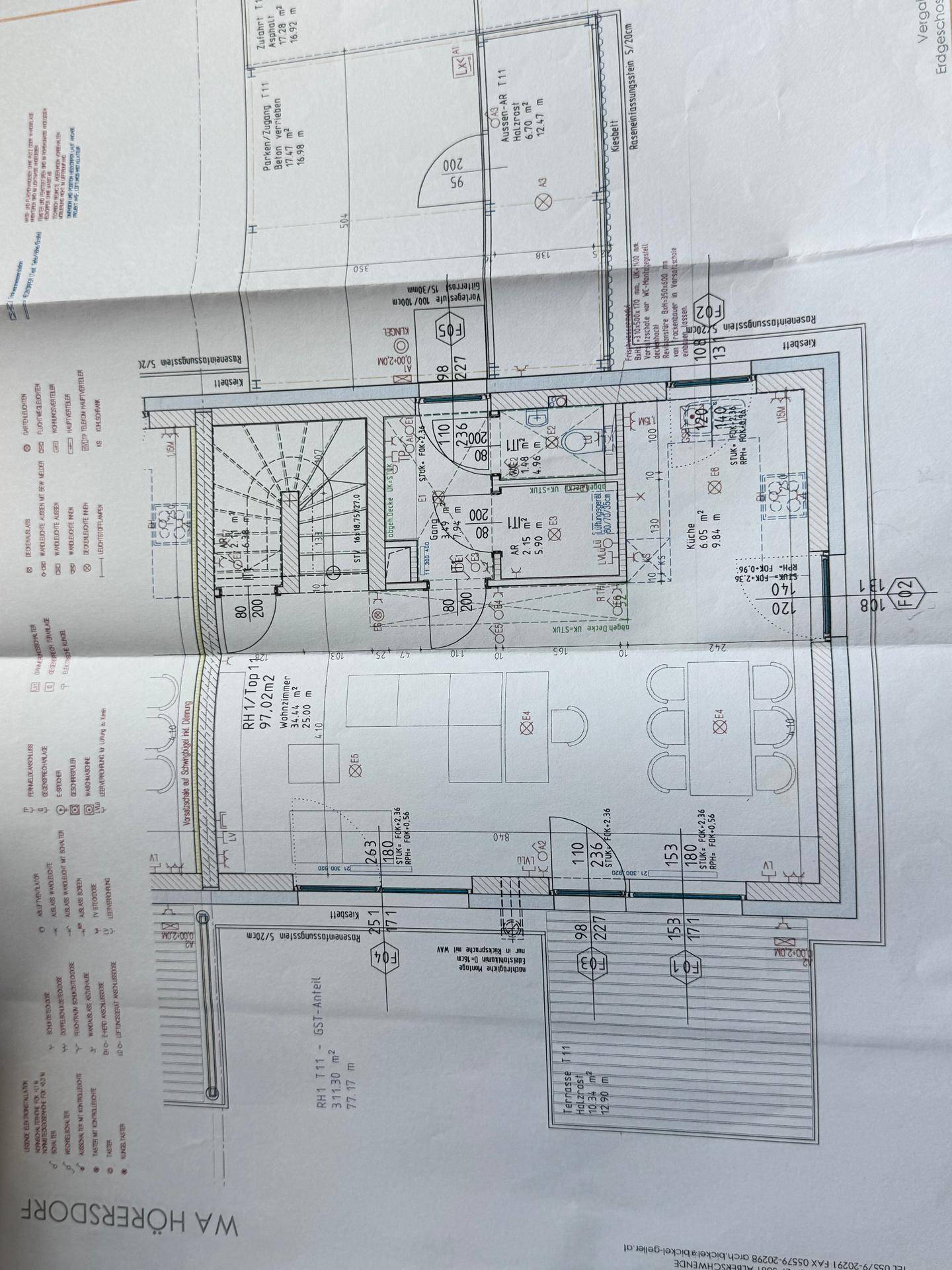 Detaillierter Grundriss des Erdgeschosses mit Zimmeraufteilung, Treppe und Außenbereich.