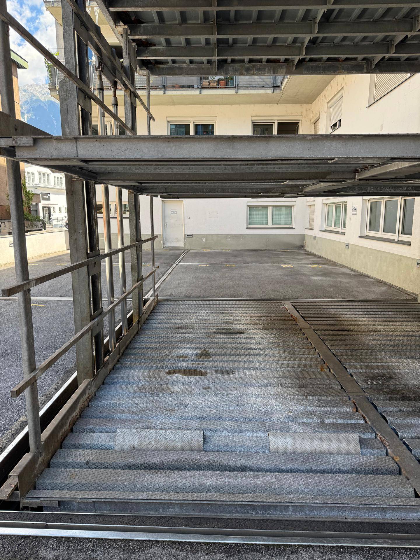 Blick auf die obere Ebene des Parkliftsystems mit der Zufahrt zum Stellplatz.