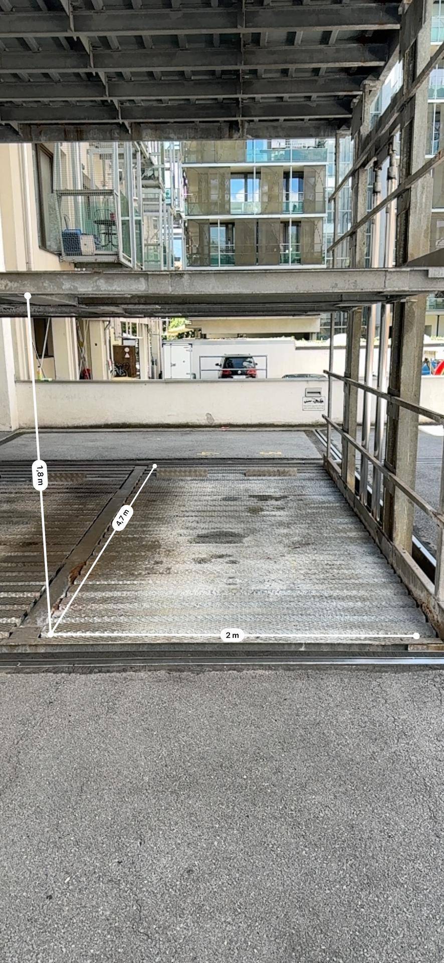 Detailansicht des Parkliftsystems mit eingezeichneten Maßen für die Stellfläche.