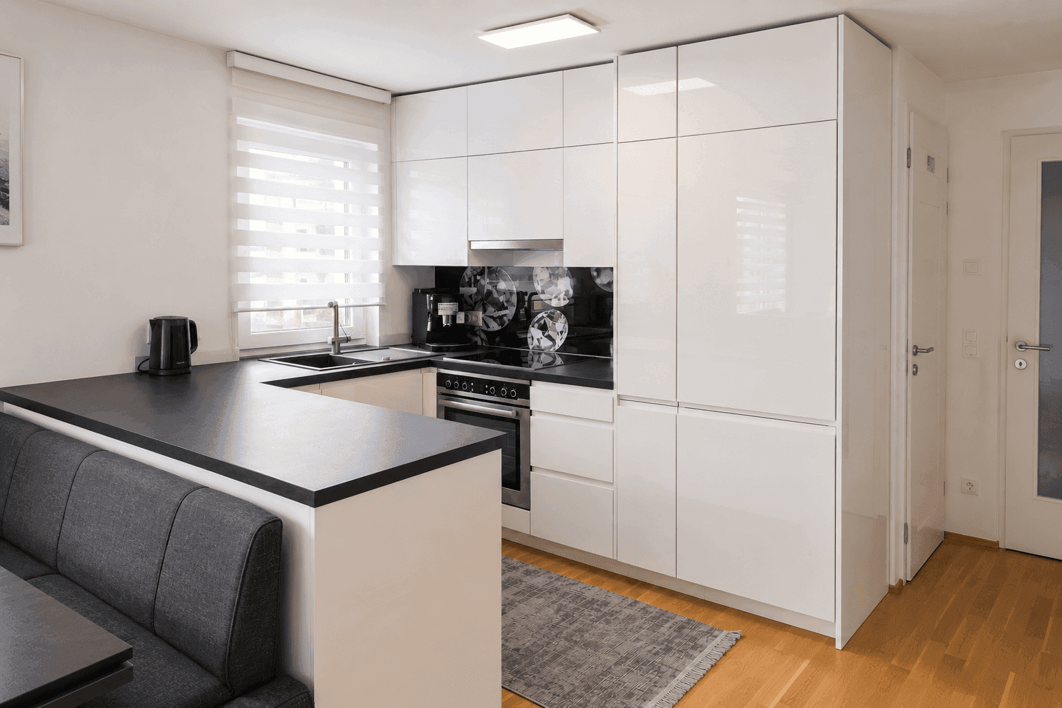 Privatverkauf: Helle 3-Zimmer-Eigentumswohnung mit Lift, Tiefgarage und überdachtem Balkon. - Ansicht 3