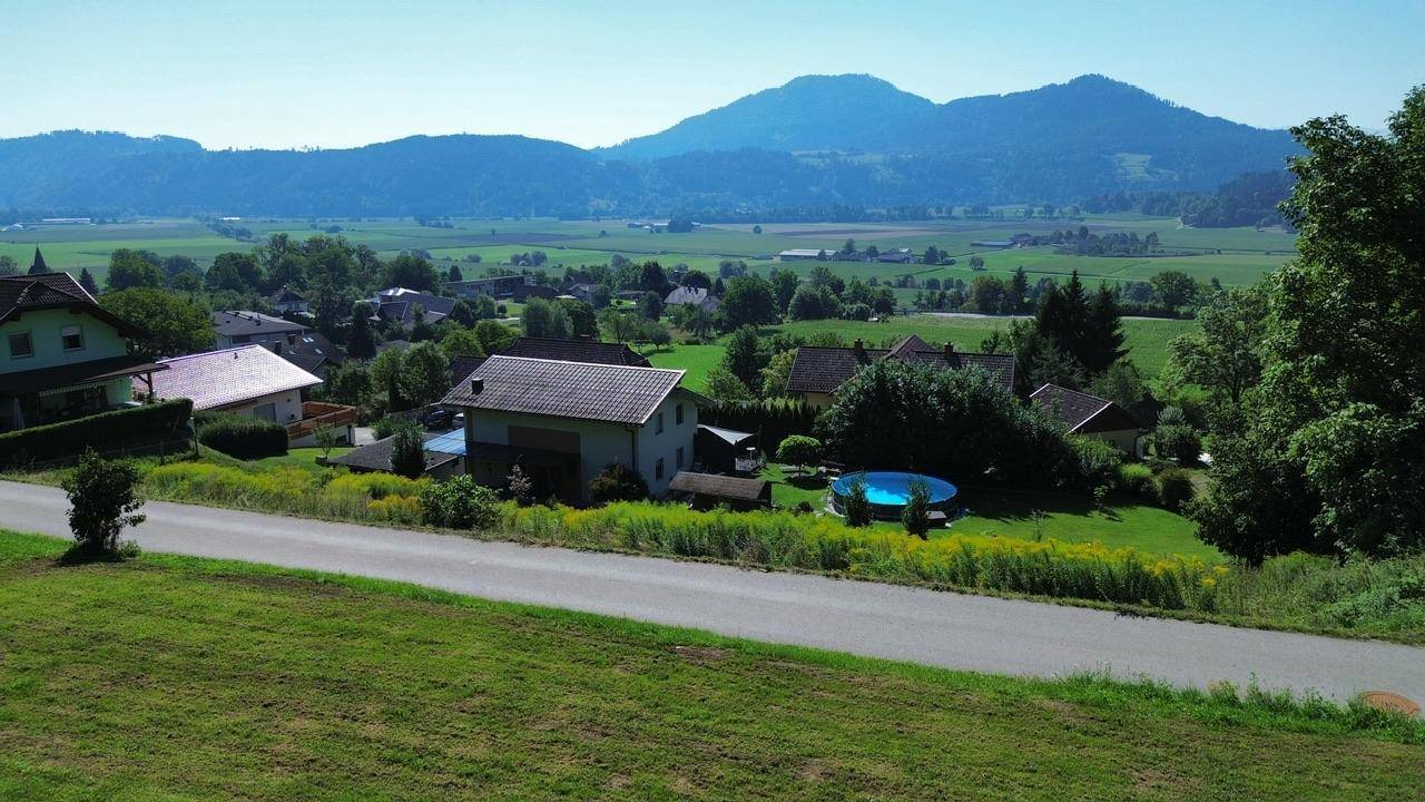 *TOP-Aussicht!* *Großzügiges Einfamilienhaus samt landwirtschaftlichen Nutzflächen* - Ansicht 2