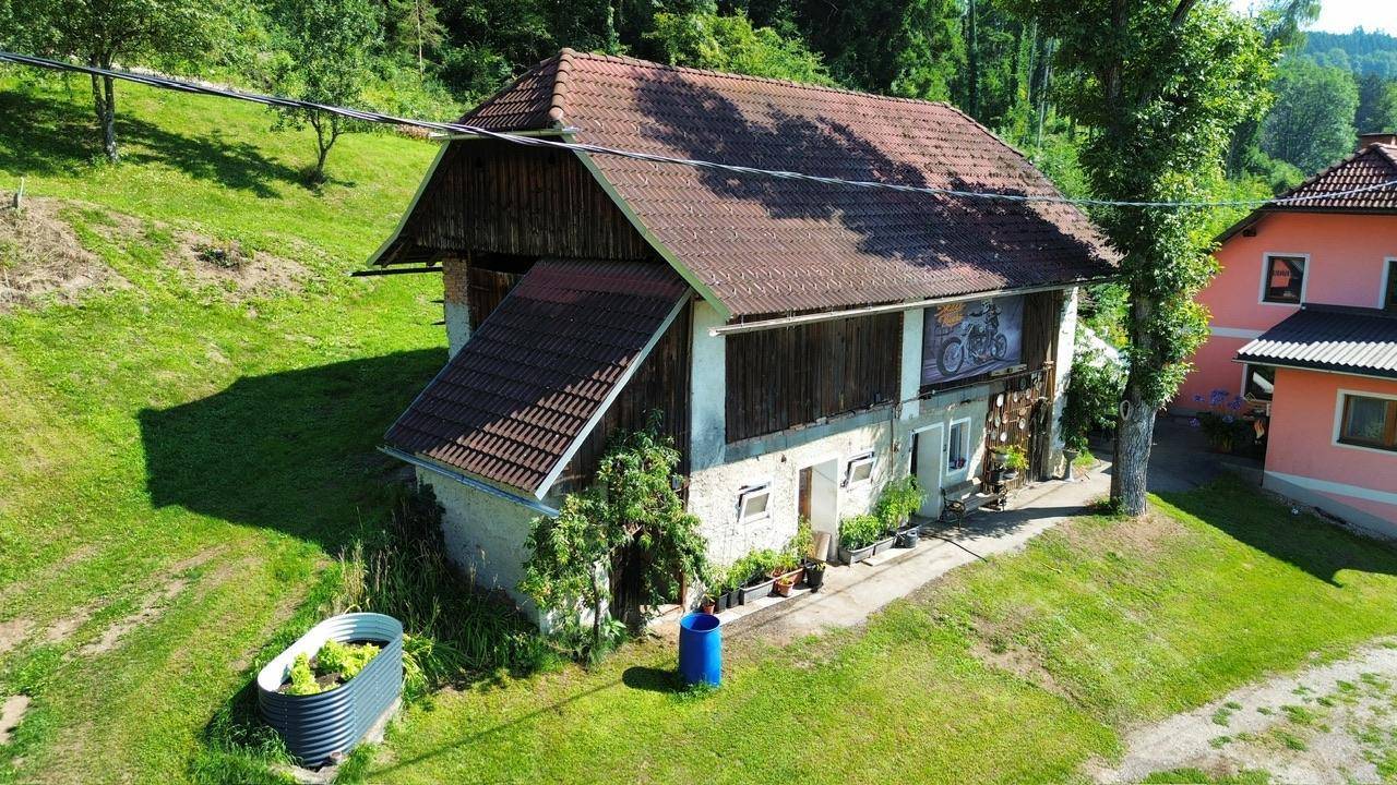 *TOP-Aussicht!* *Großzügiges Einfamilienhaus samt landwirtschaftlichen Nutzflächen* - Mehr