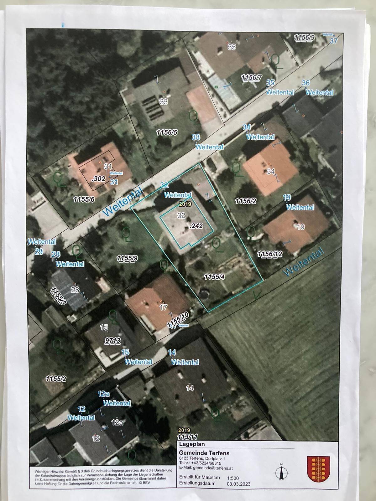 Übersichtlicher Lageplan mit Grundstücksgrenzen und umliegenden Gebäuden in einer Wohnsiedlung, inklusive Beschriftungen.