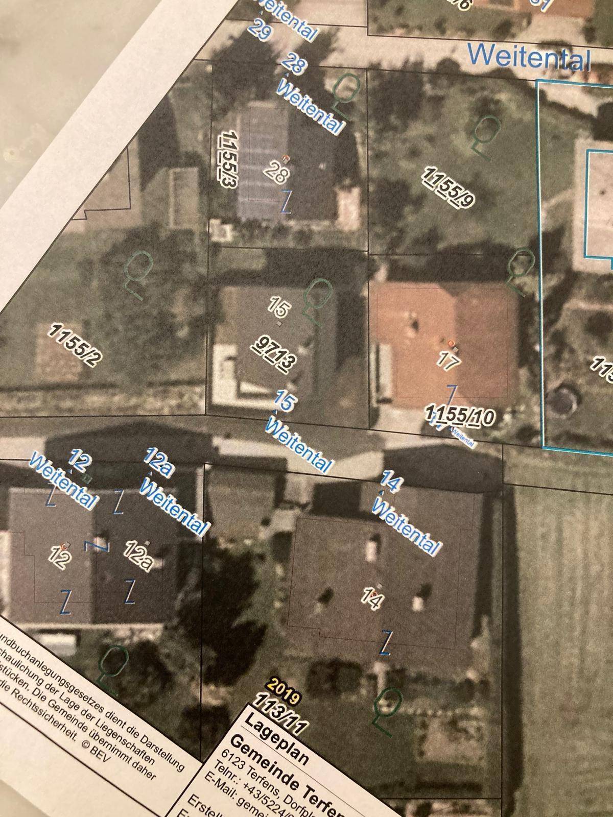 Detaillierter Ausschnitt eines Lageplans, der einzelne Parzellen und Gebäude mit ihren jeweiligen Nummern darstellt.