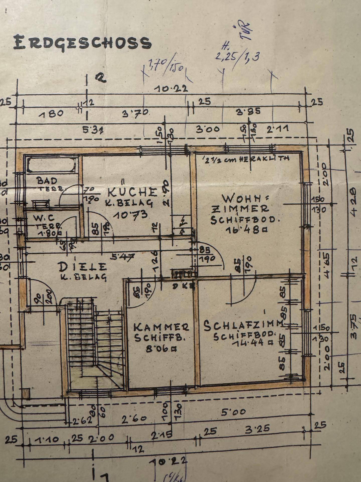 Grundriss des Erdgeschosses mit Küche, Wohnzimmer, Schlafzimmer und Bad, detailliert dargestellt.
