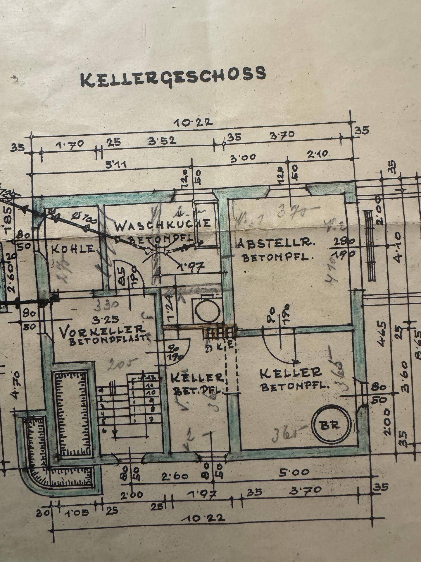 Grundriss des Kellergeschosses mit Waschküche, Abstellräumen und weiteren Kellerbereichen.