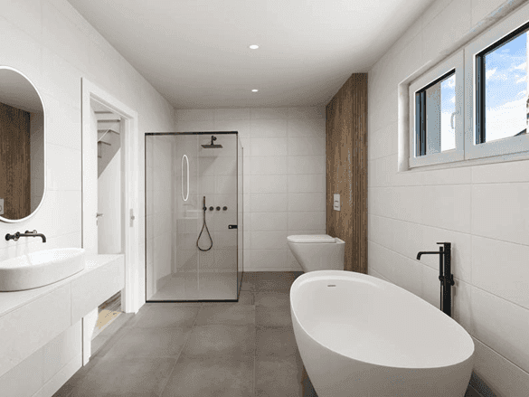 Modernes Badezimmer mit freistehender Badewanne, begehbarer Dusche, Einzelwaschbecken und Fenster.