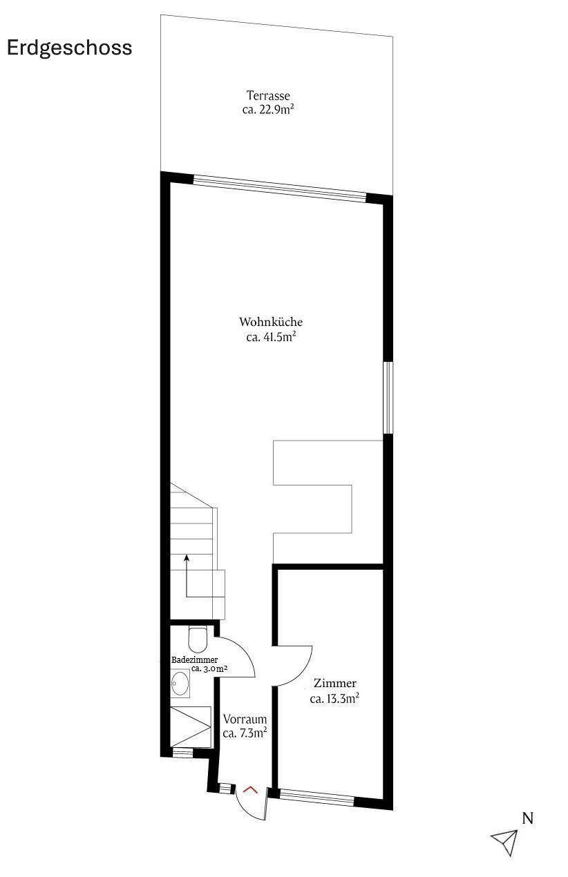 Grundriss des Erdgeschosses mit offener Wohnküche, einem Zimmer, Badezimmer und Terrasse.