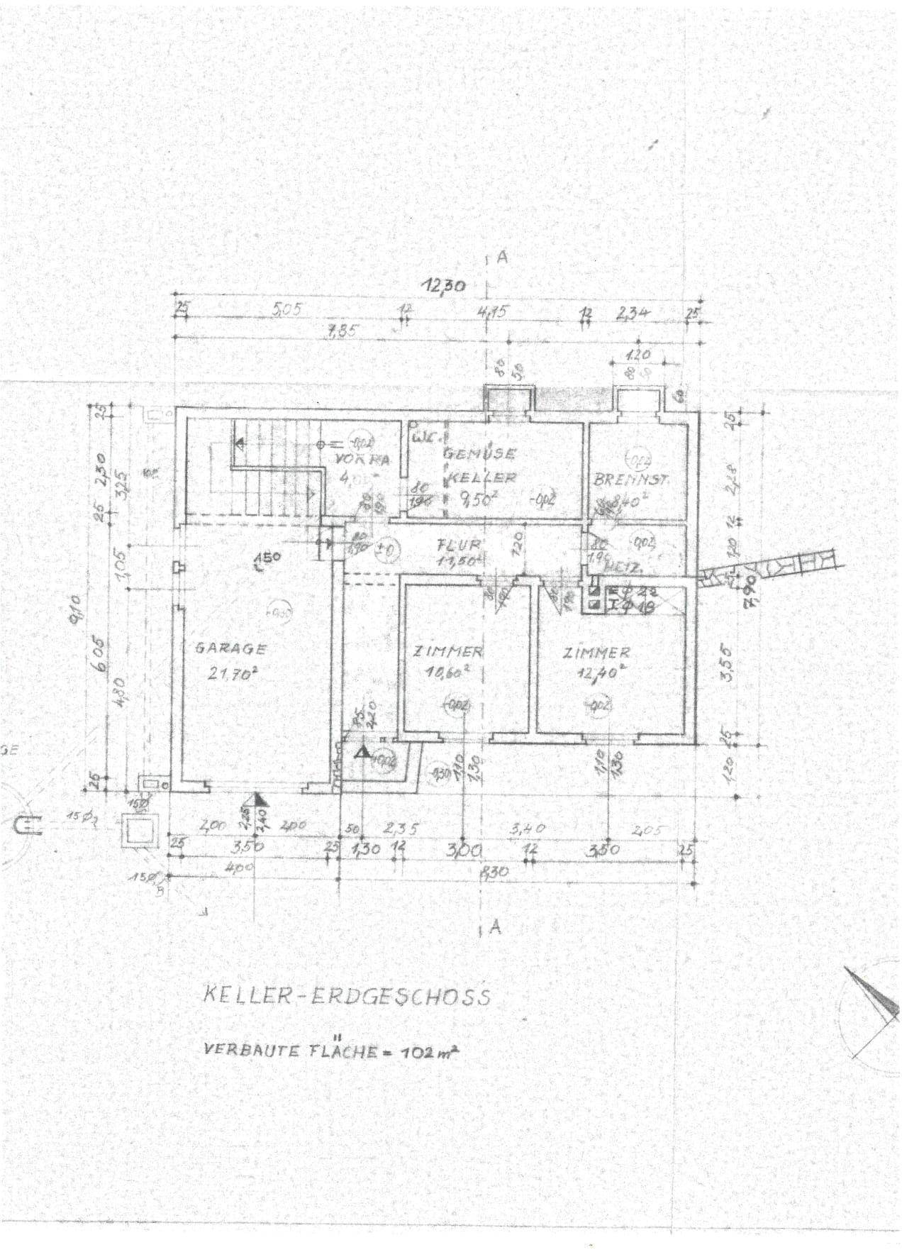 Grundriss des Keller-Erdgeschosses mit Garage, Kellerräumen und Abstellflächen.