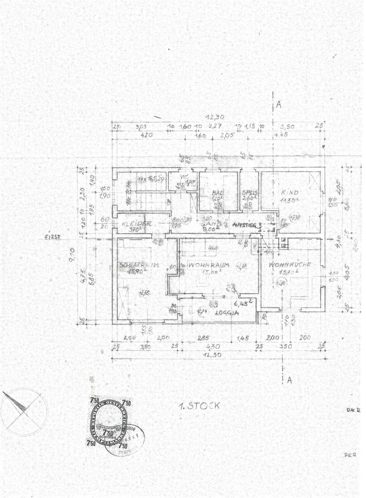 Grundriss des ersten Stocks mit Schlafzimmer, Wohnraum, Wohnküche und Loggia.
