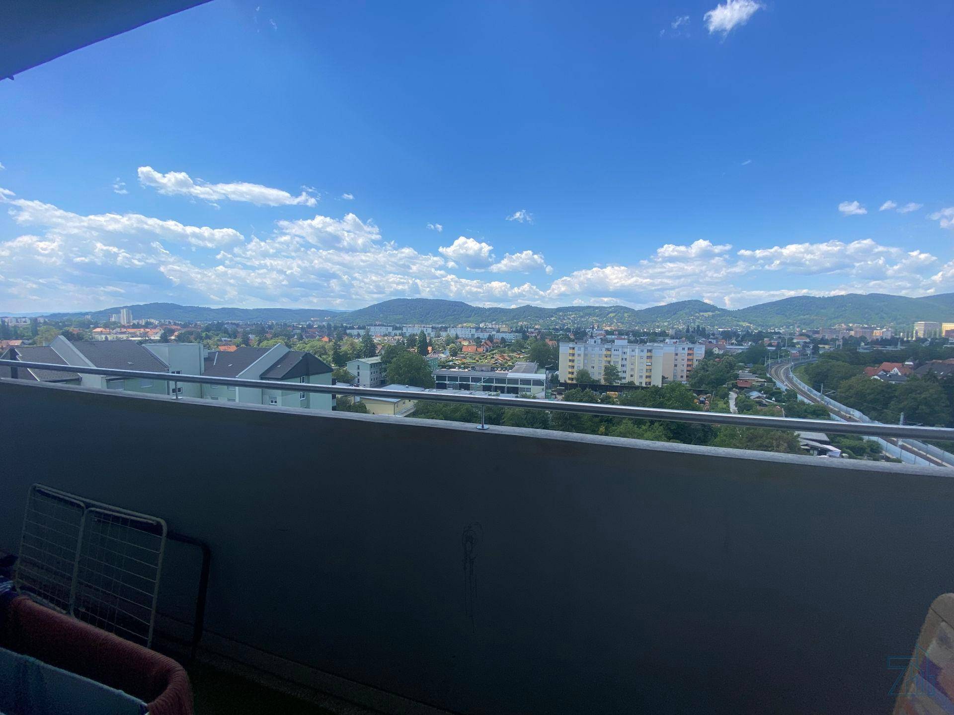 Weitläufiger Panoramablick vom Balkon über die Stadt und die umliegenden Berge.