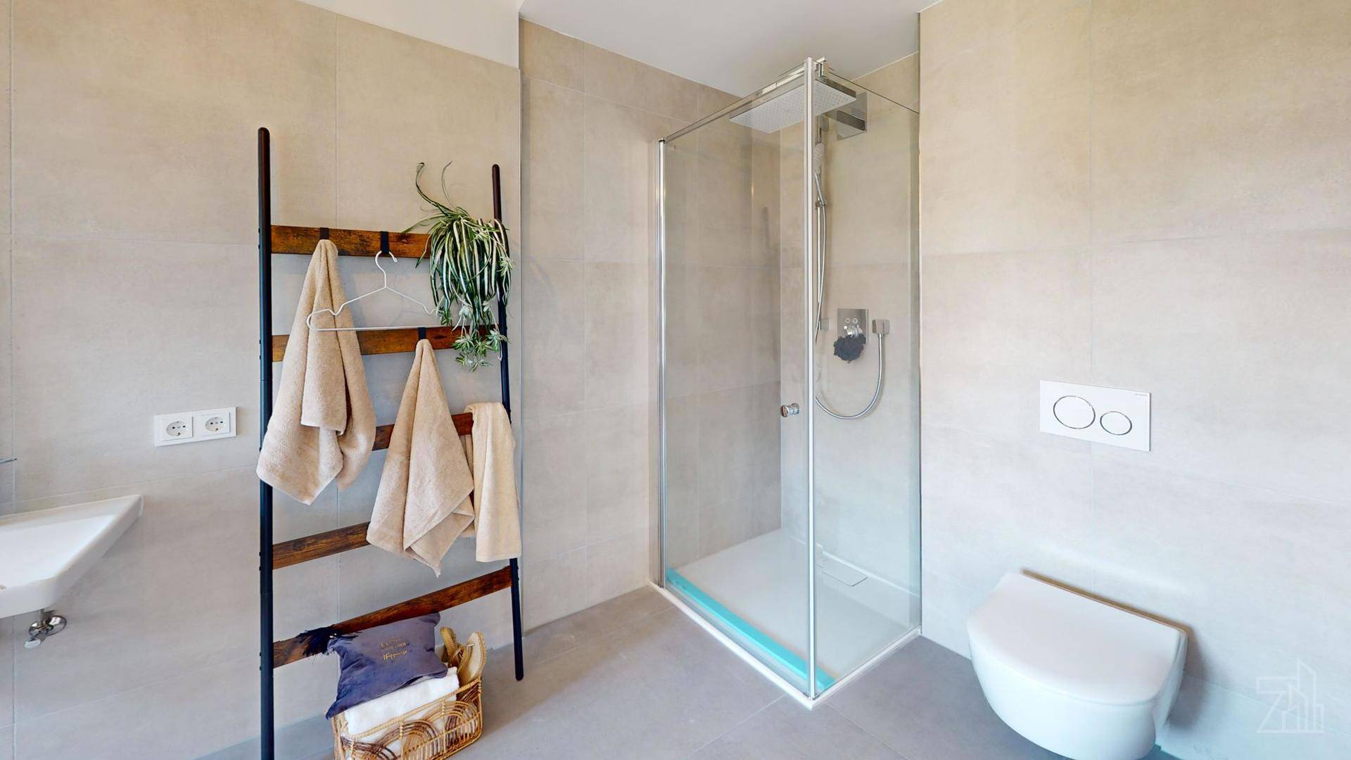 Modernes Badezimmer mit ebenerdiger Dusche, Wand-WC und hellen Fliesen.