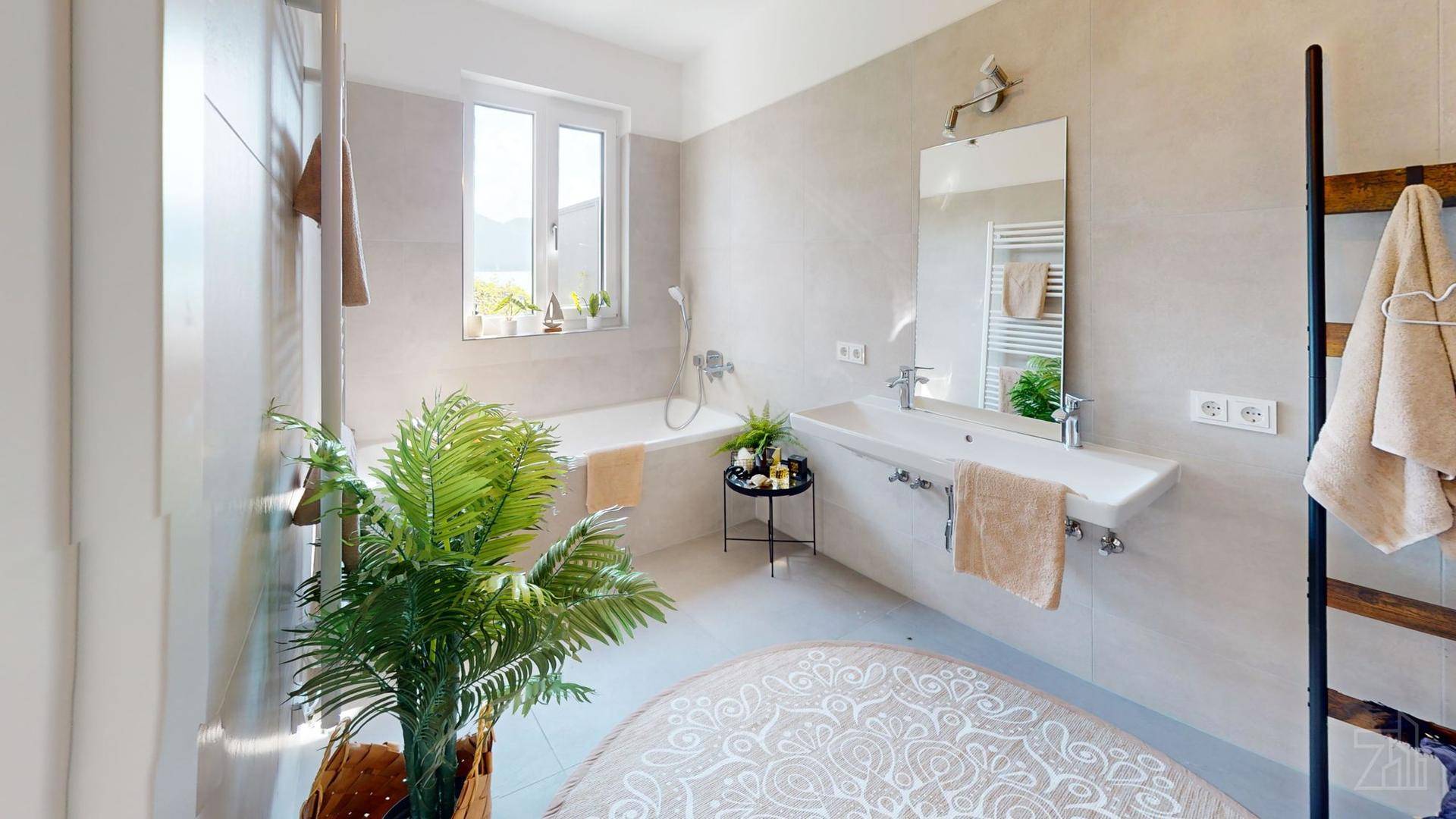 Stilvolles Badezimmer mit Badewanne, großem Spiegel und Pflanzen, das eine entspannende Atmosphäre schafft.