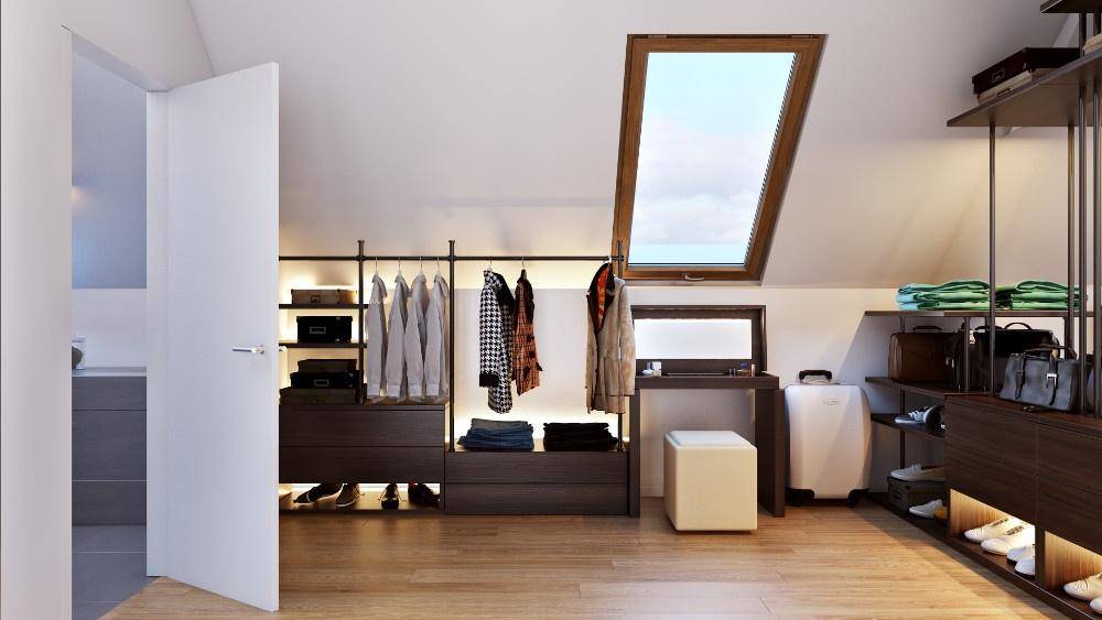 Geräumiger begehbarer Kleiderschrank mit Dachfenster und viel Stauraum.