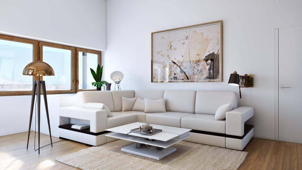 Modernes Wohnzimmer mit weißem Ecksofa, Holzboden und großem Fenster für viel Tageslicht.