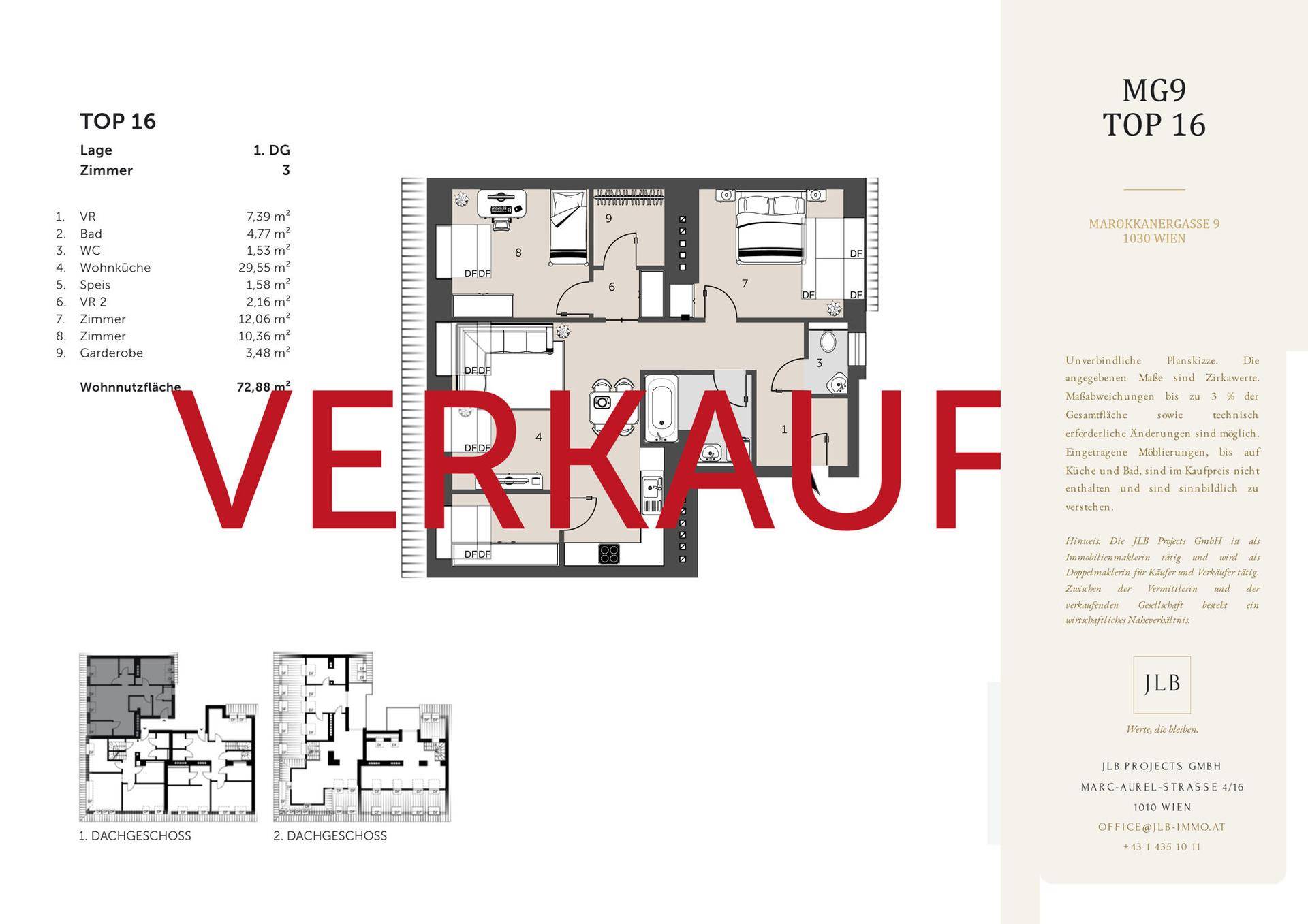 Verkaufter Grundriss einer Dachgeschosswohnung mit offener Wohnküche, zwei Schlafzimmern und Balkon.