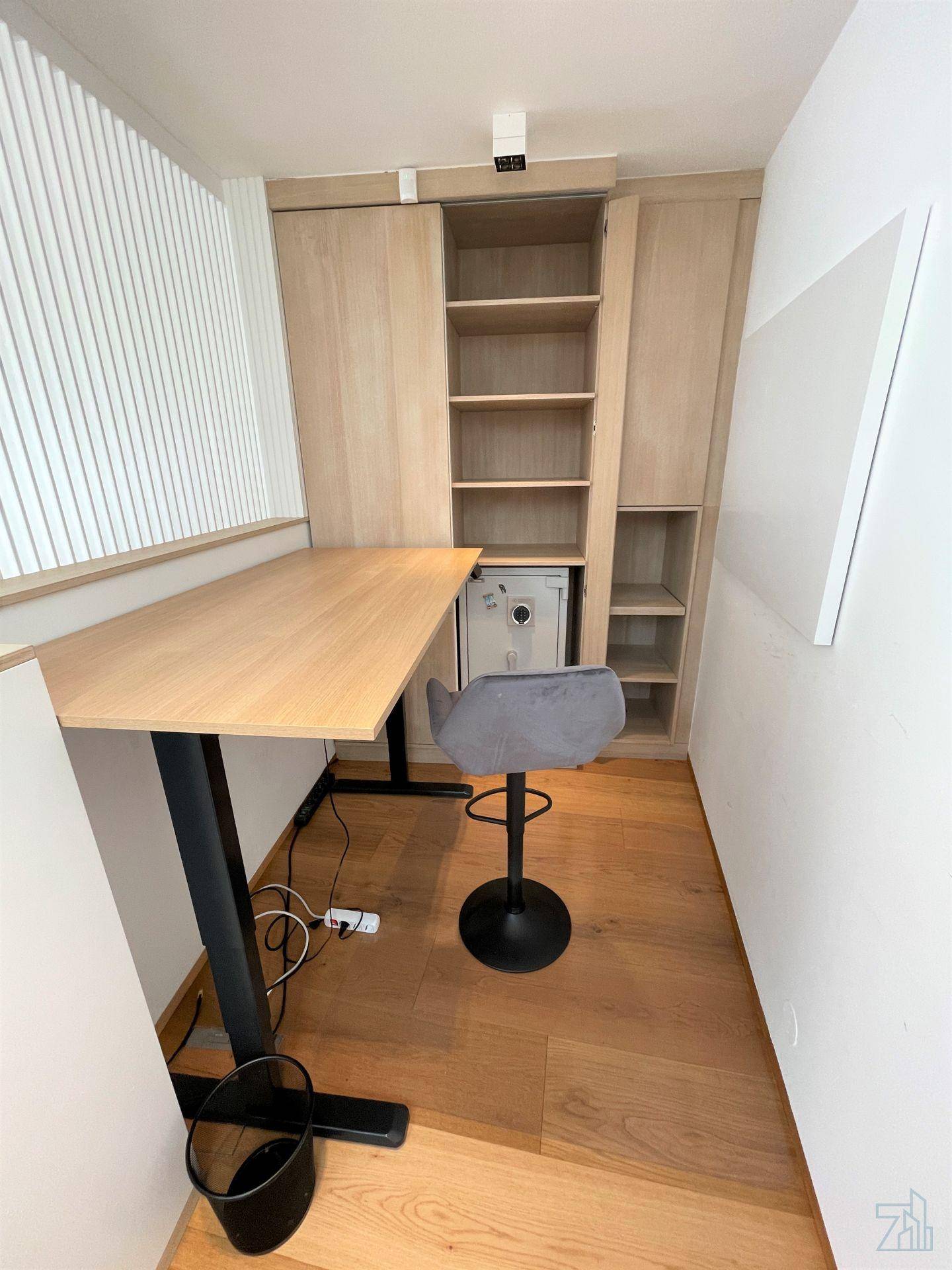 Kompaktes Büro mit Holzschreibtisch, Regalen und integriertem Safe, ideal für Home-Office.