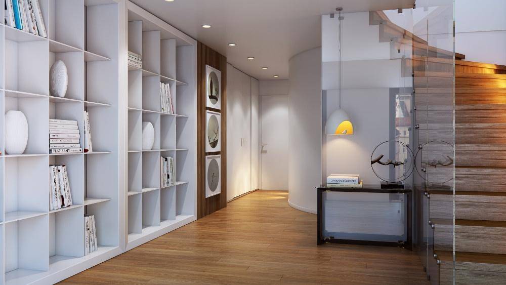 Heller Flur mit Holzboden, integrierten Regalen und einer modernen Treppe mit Glasgeländer.