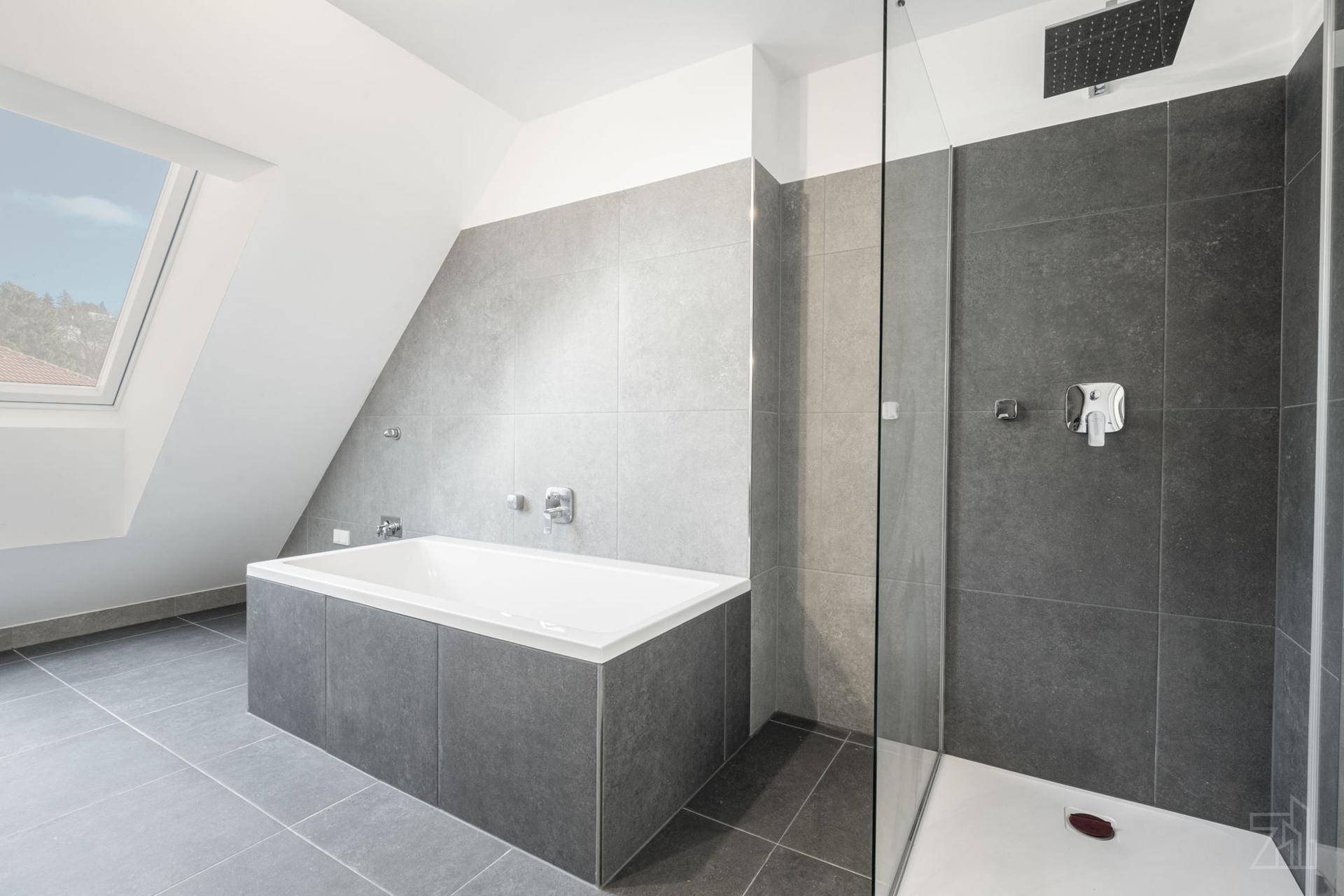 Modernes Badezimmer mit Badewanne, begehbarer Dusche, Regendusche und Dachfenster.