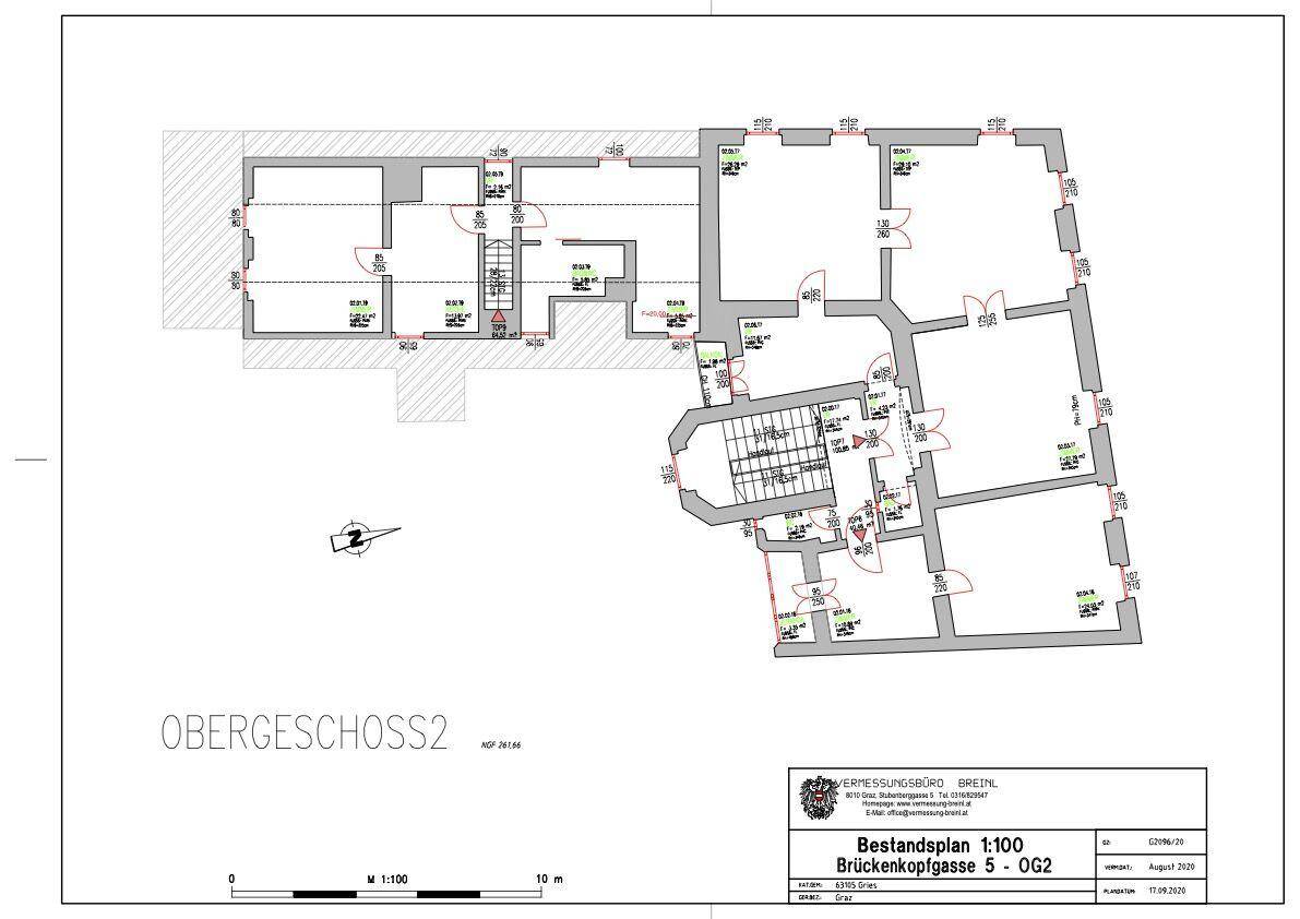 Grundriss des Obergeschosses mit mehreren Räumen und Treppenhaus.