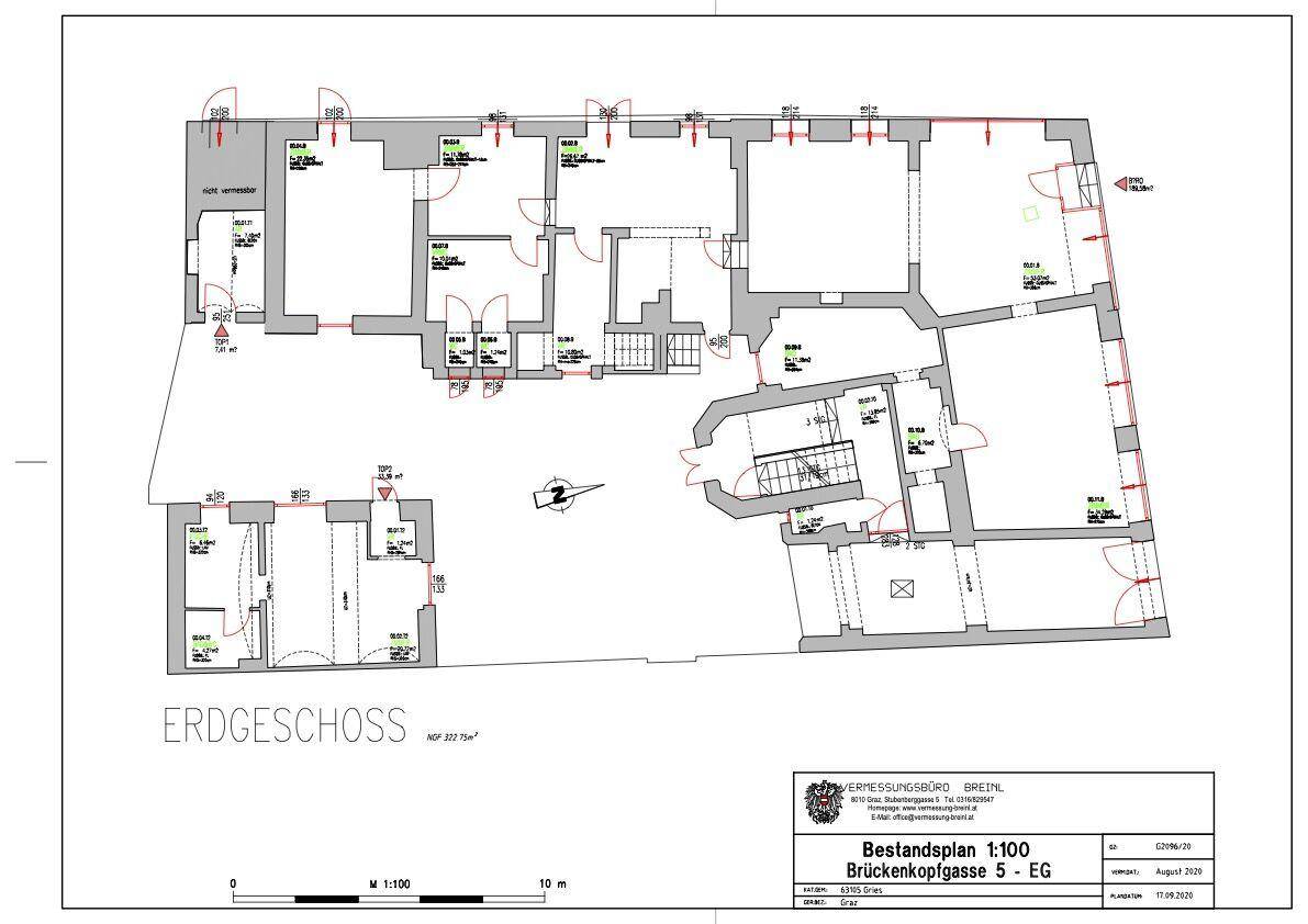 Grundriss des Erdgeschosses mit verschiedenen Räumen und Zugang zum Hof.
