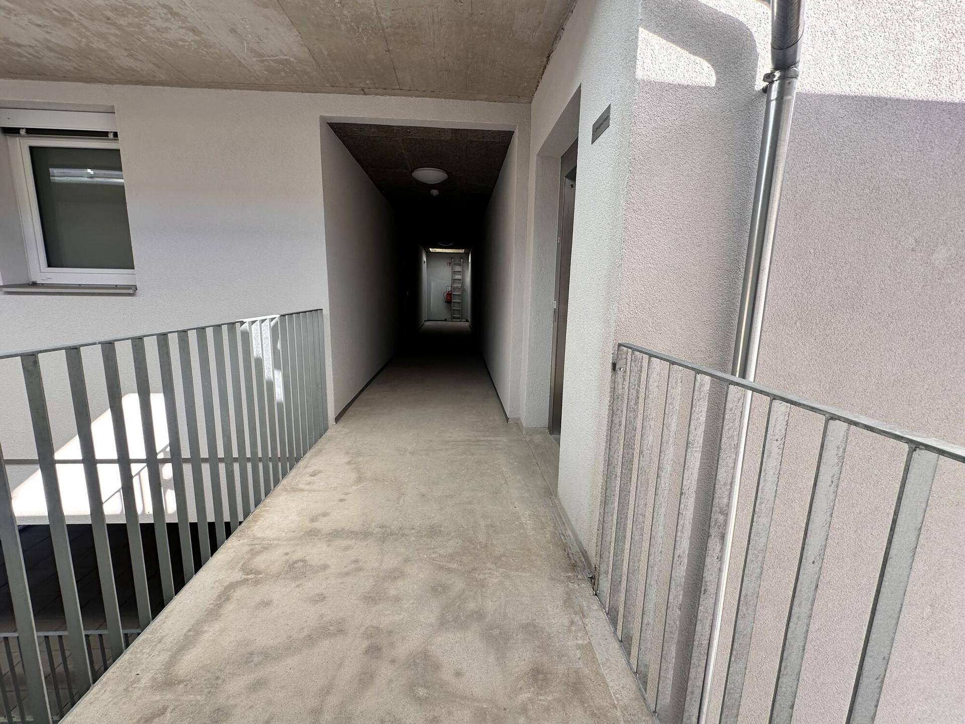 Heller Flur mit modernem Design und Zugang zu den Wohneinheiten.