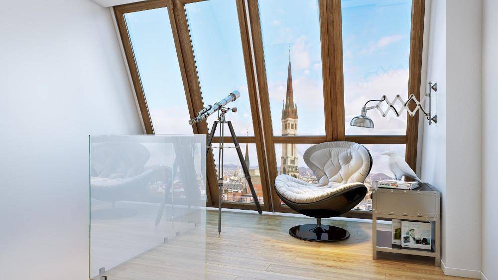 Heller Raum im Dachgeschoss mit großen Fenstern, Stadtblick und einem Teleskop.
