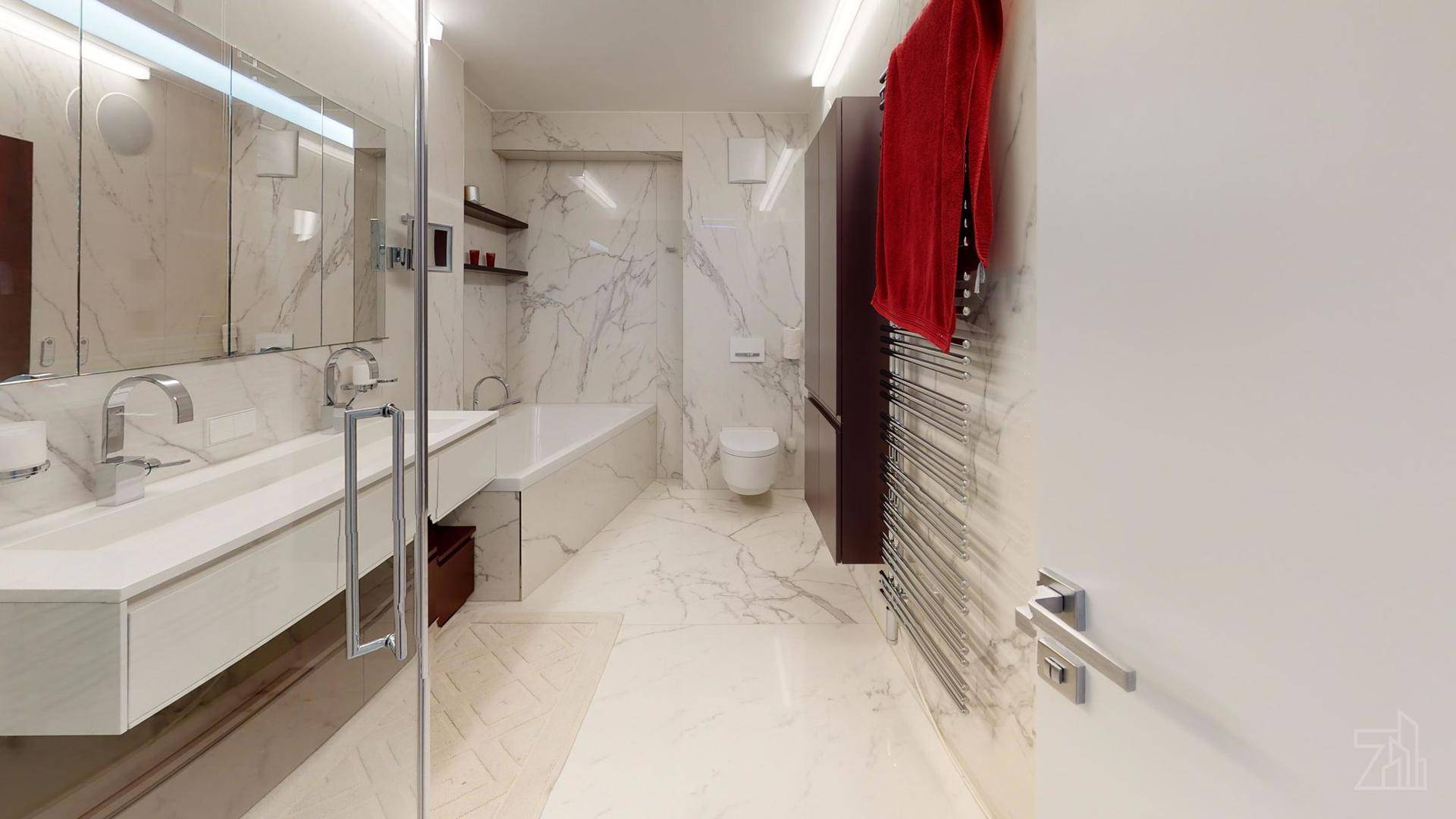 Elegantes Badezimmer mit Marmorfliesen, beheiztem Handtuchhalter und moderner Ausstattung.