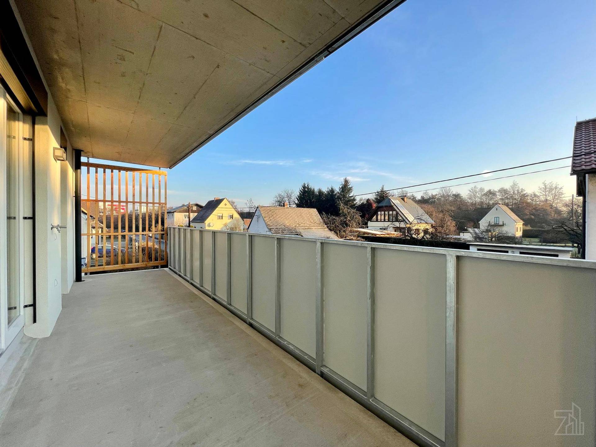 Geräumiger Balkon mit Blick auf die Umgebung und viel Sonnenlicht am Nachmittag.