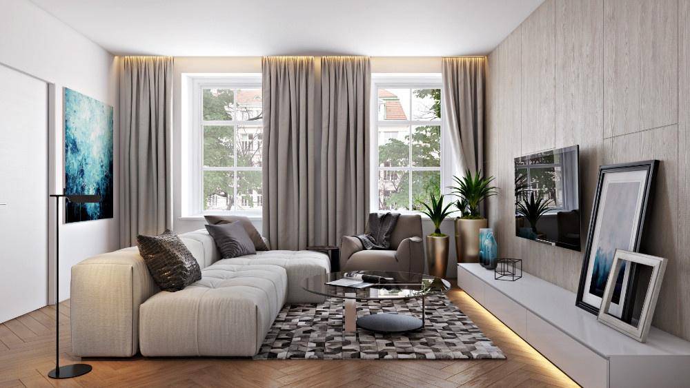 Gemütliches Wohnzimmer mit hellem Sofa, Holzboden und großen Fenstern mit Vorhängen.