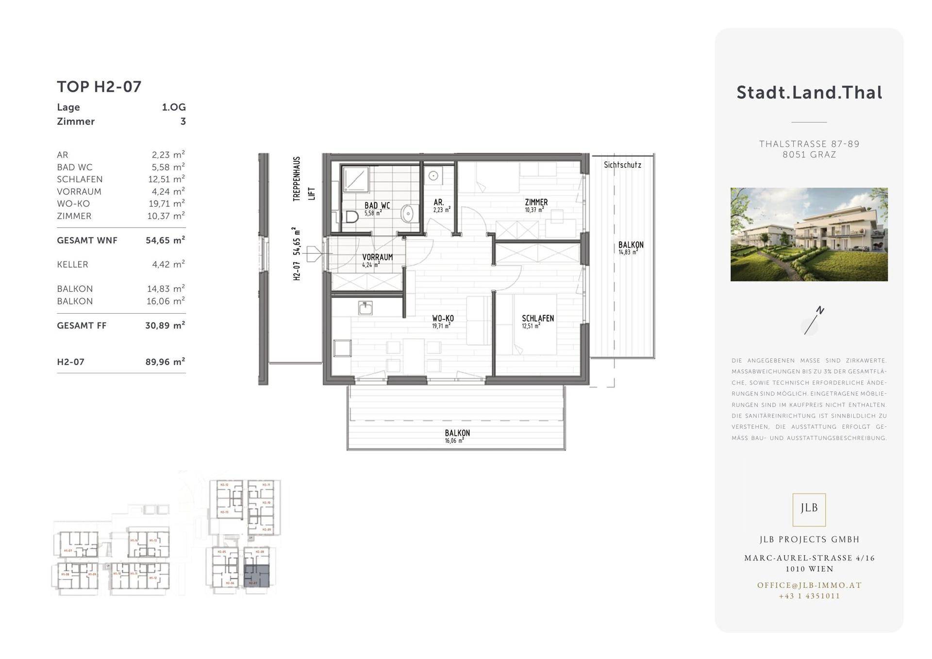 Detaillierter Grundriss einer Wohnung mit Balkon, Schlafzimmer und Bad.