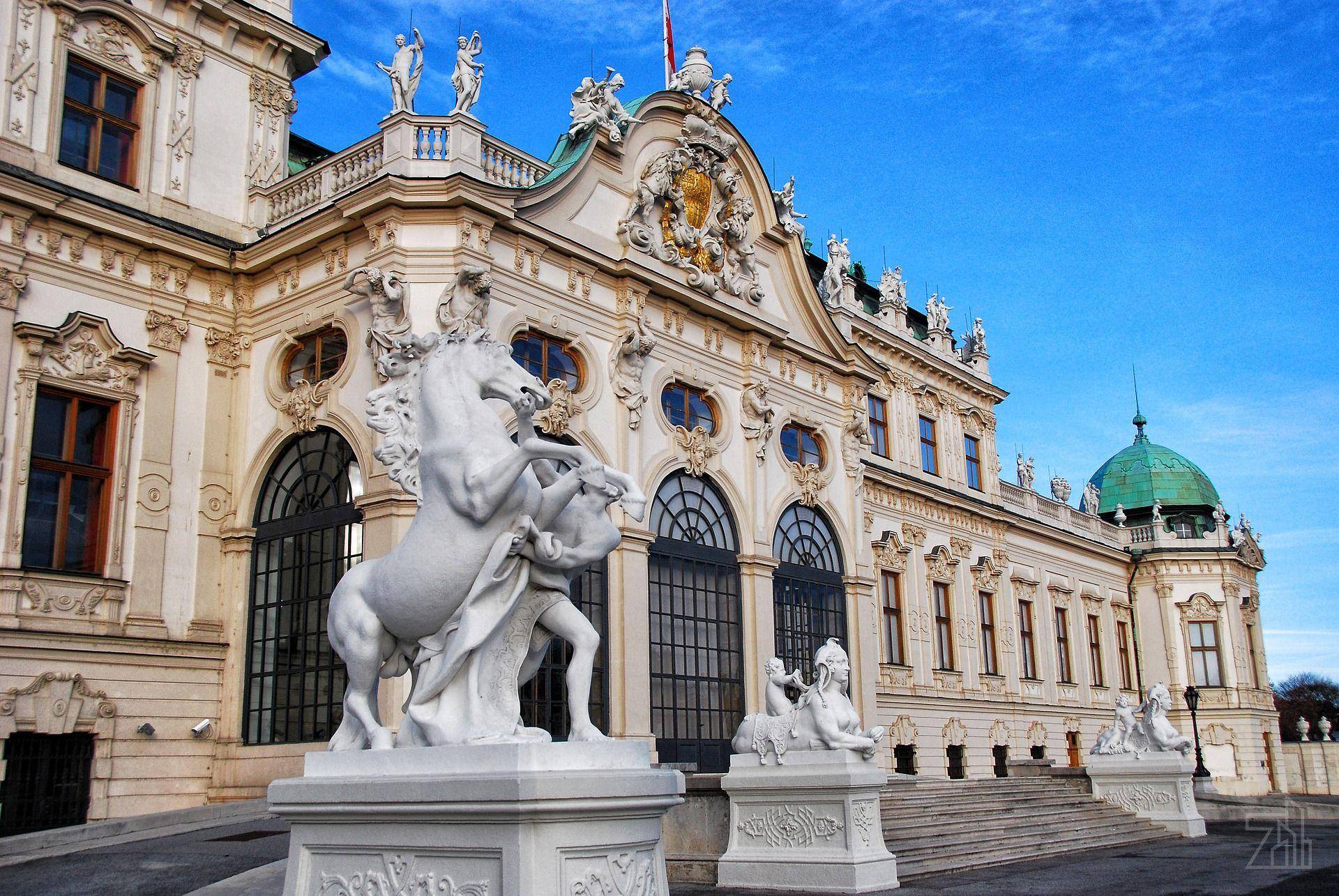 Prachtvolles historisches Gebäude mit aufwendigen Verzierungen und Skulpturen unter blauem Himmel.