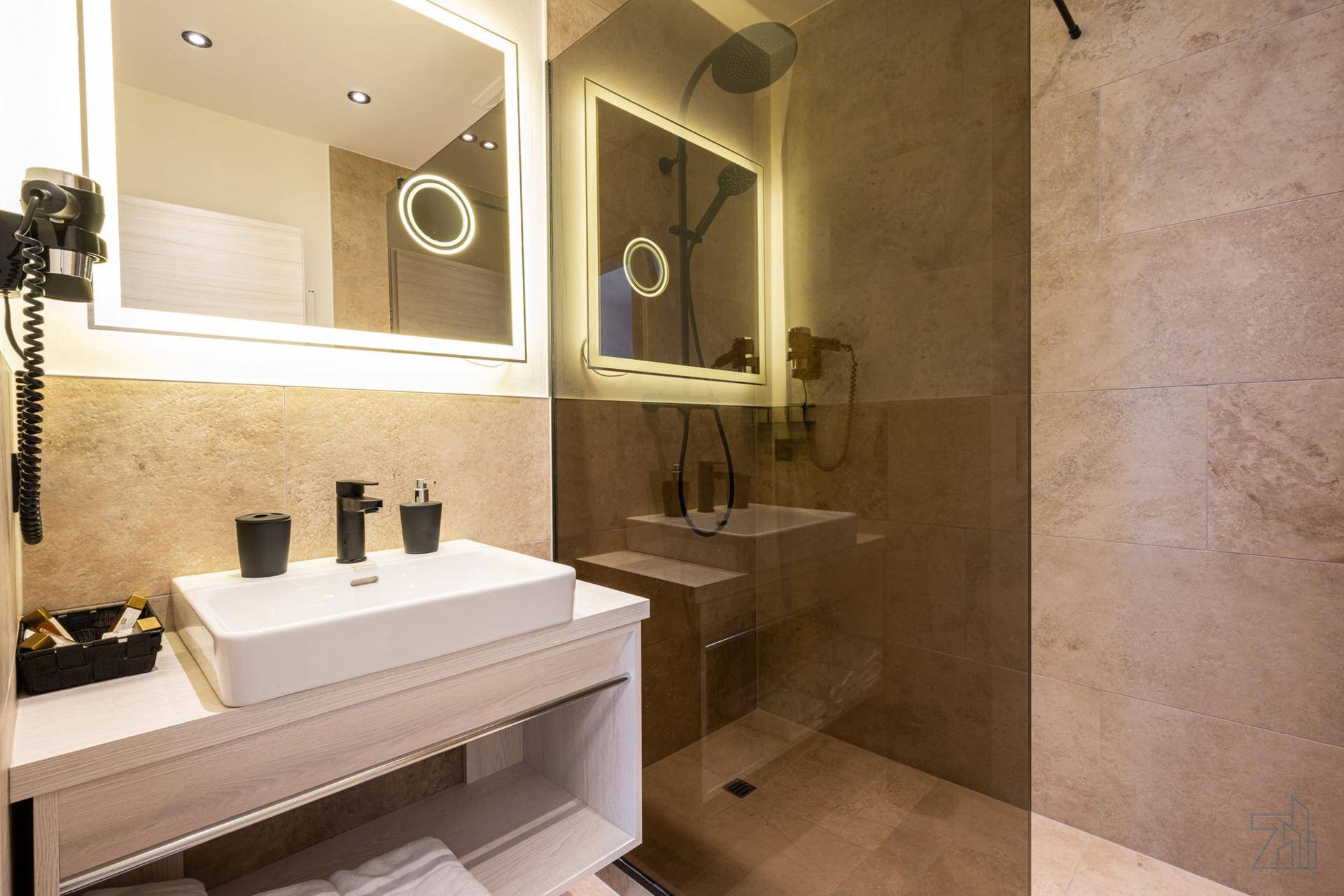 Modernes Badezimmer mit Einzelwaschbecken, großem Spiegel und einer begehbaren Dusche.