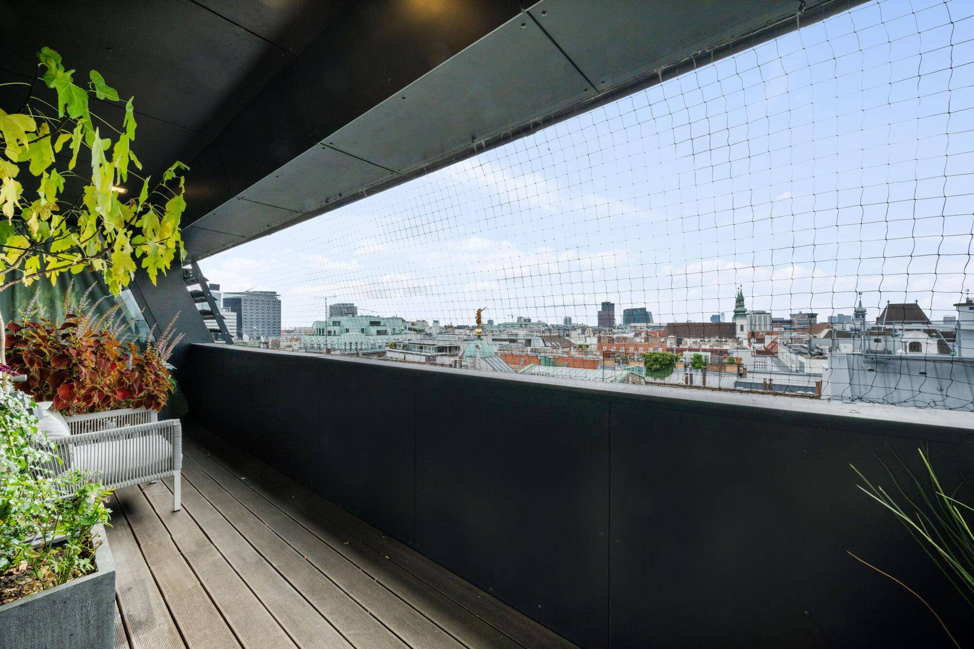 Balkon mit Pflanzen und beeindruckendem Panoramablick über die Stadtlandschaft.