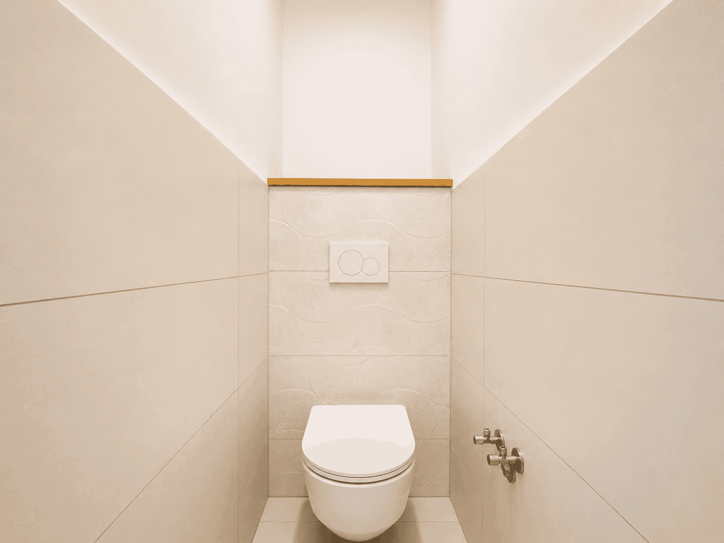 Modernes Gäste-WC mit Wand-WC und hellen Fliesen, minimalistisch und sauber gestaltet.