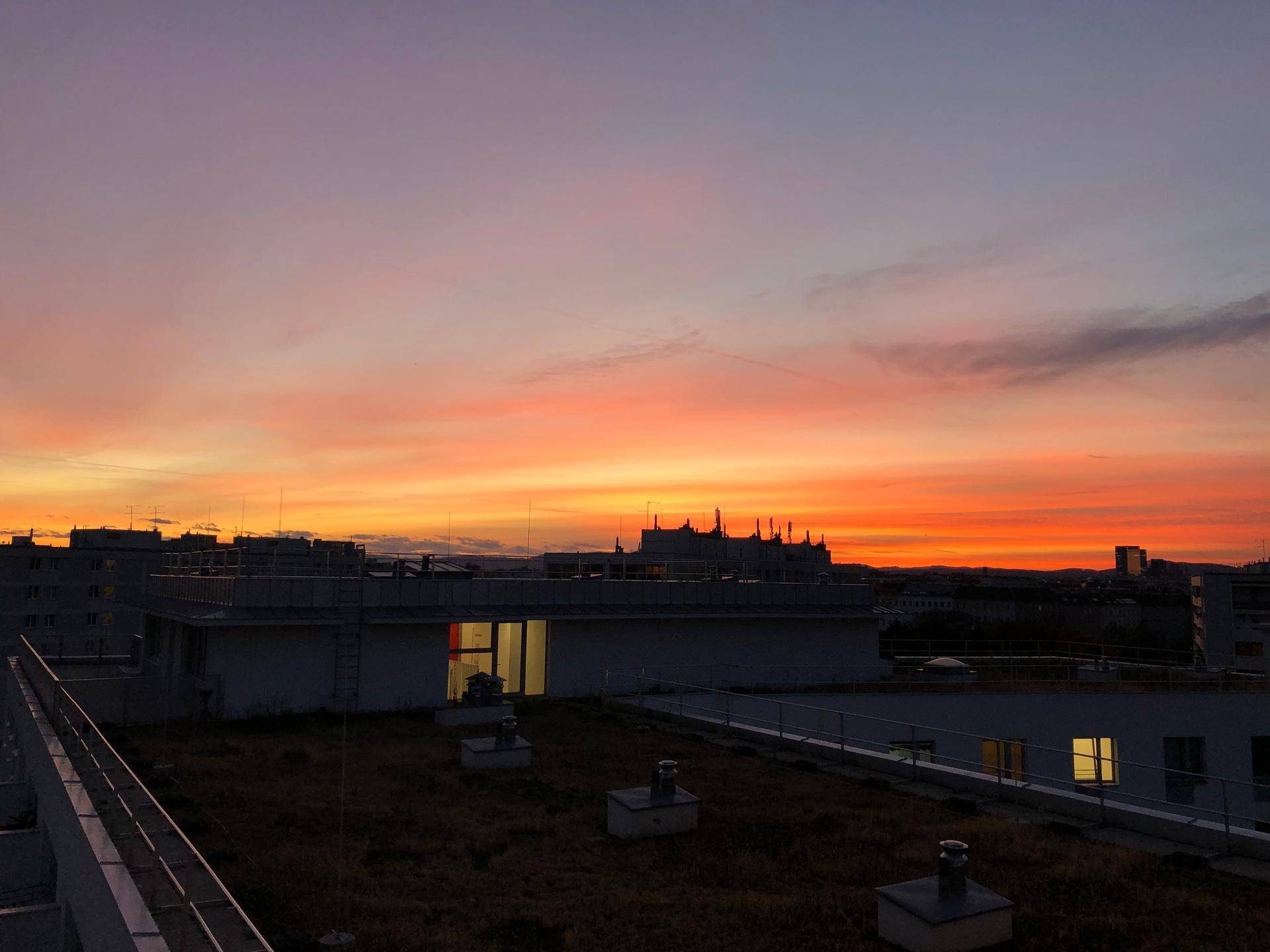 Malerischer Sonnenuntergang über den Dächern der Stadt.