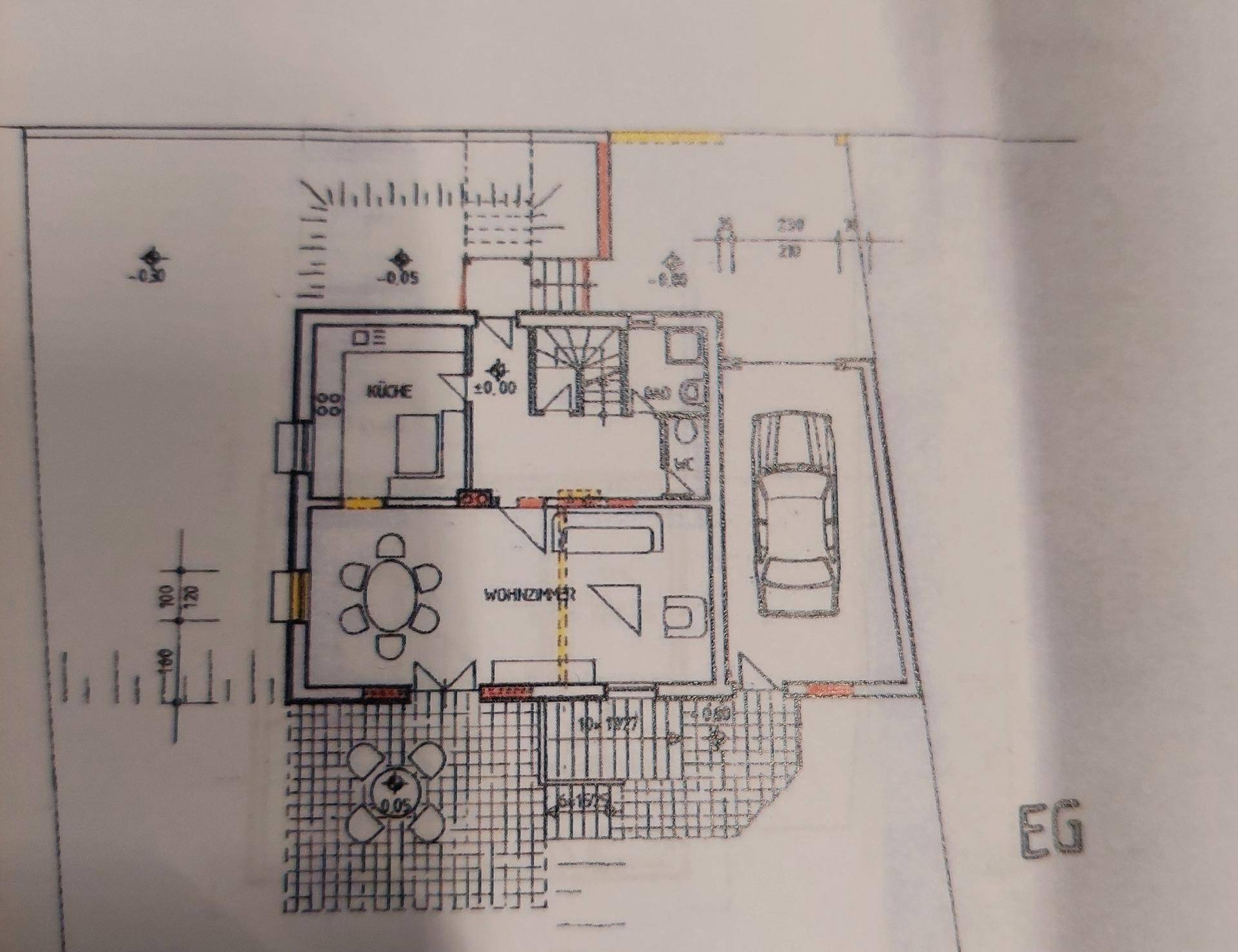 Grundriss des Erdgeschosses mit Küche, Wohnzimmer, Bad und Terrasse.